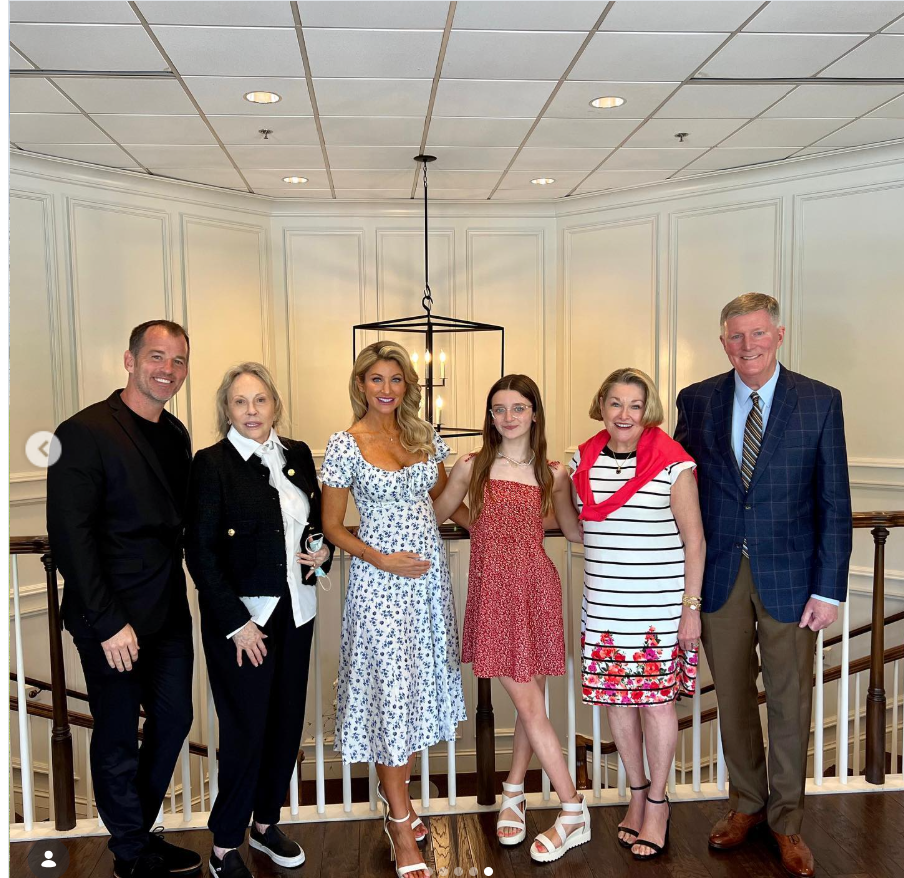 McKinzie Roth, Liam Dunaway O’Neill, Faye Dunaway, McKinzie’s mother, her daughter, and another family member pose together for a warm family portrait. | Source: Instagram/mckinzieroth