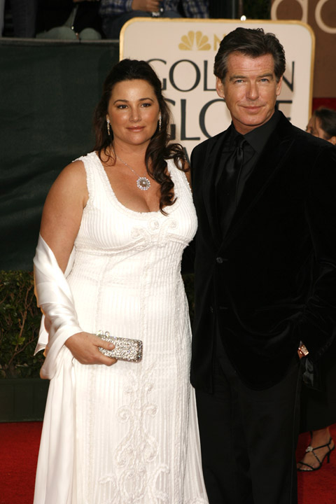 Keely Shaye Smith appeared confidently in an elegant white gown beside Pierce Brosnan at the Golden Globe Awards, years after the couple welcomed their two sons, Dylan and Paris. | Source: Getty Images.
