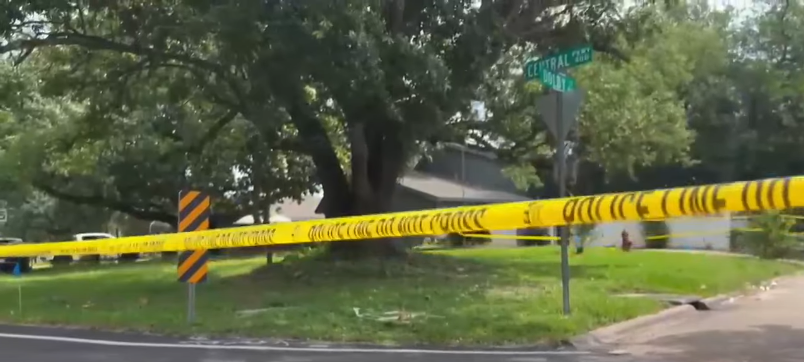 Crime scene investigation taking place at the short-term rental home in Lake Charles where McKenzie Rideau lost her life form a news story dated May 21, 2025 | Source: Youtube/KPLC 7 News