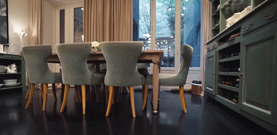 The casual dining area gives the kitchen a more relaxed family rhythm. It is less showpiece, more daily-life hub. | Source: YouTube/Architectural Digest