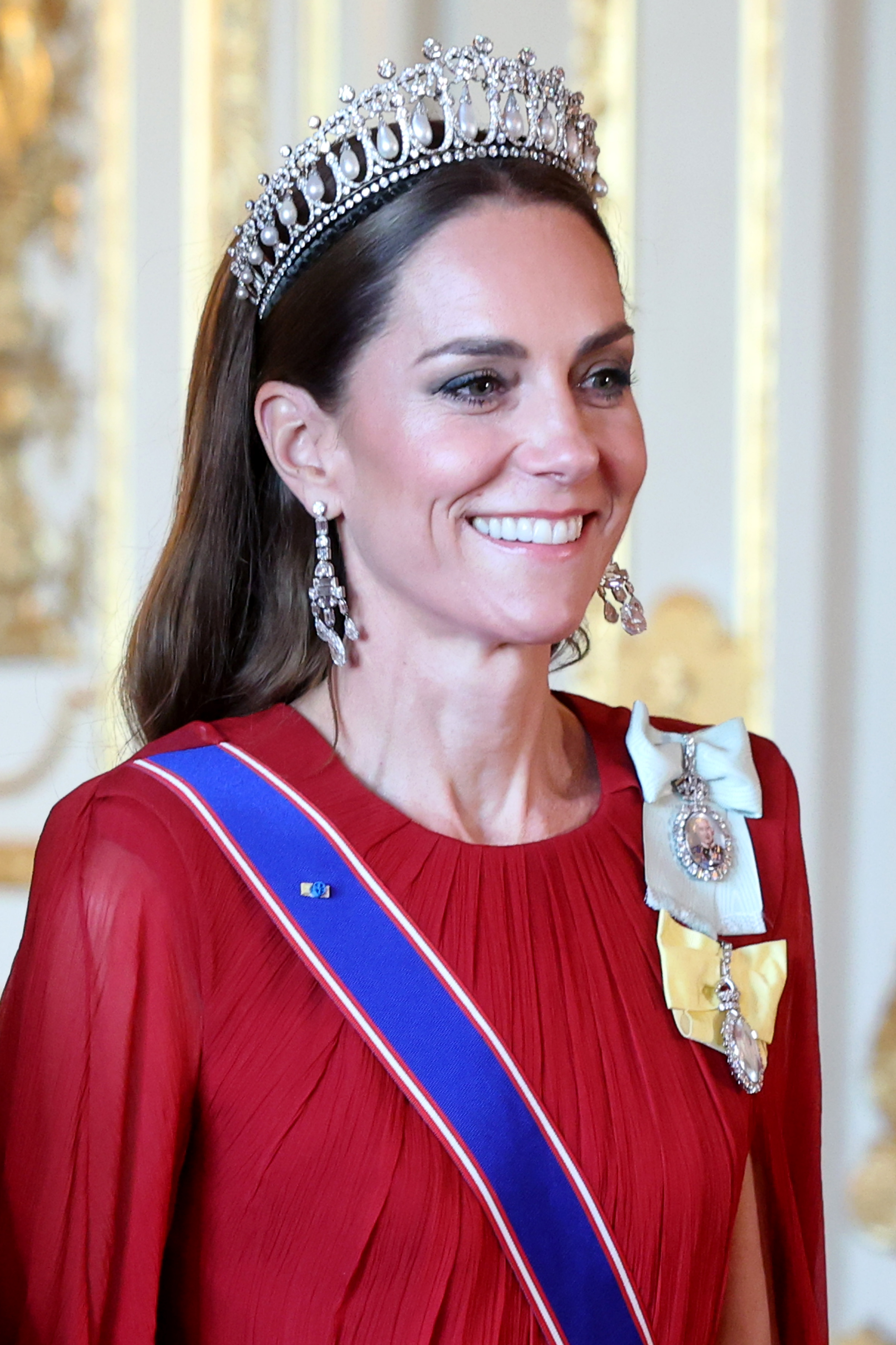 Princess Catherine gives a big smile as she attends the state banquet in a royal outfit that gives her a graceful look.