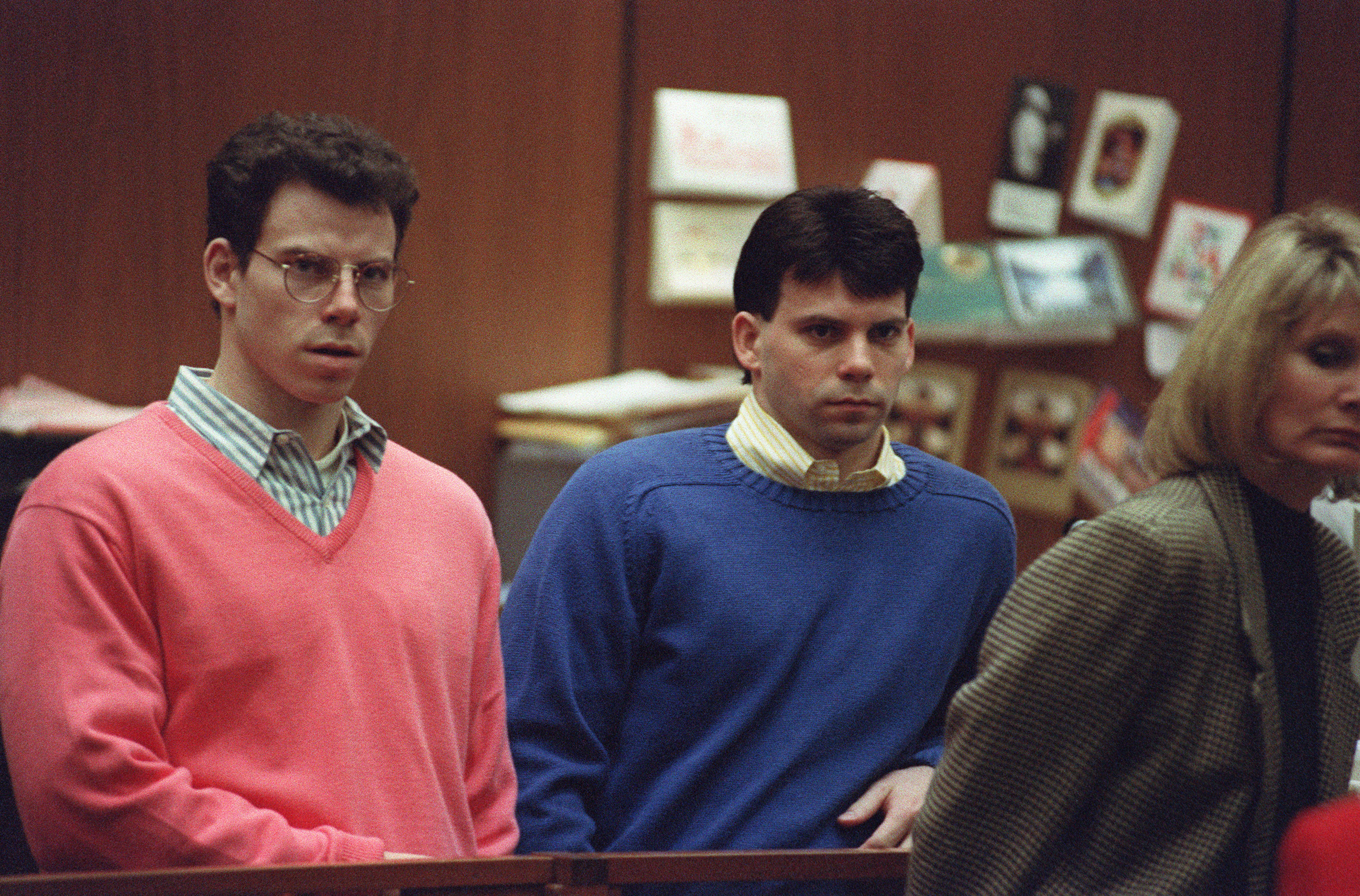 Erik Menendez (L) and his brother Lyle (R) listen during a pre-trial hearing, on December 29, 1992 in Los Angeles, California | Source: Getty Images
