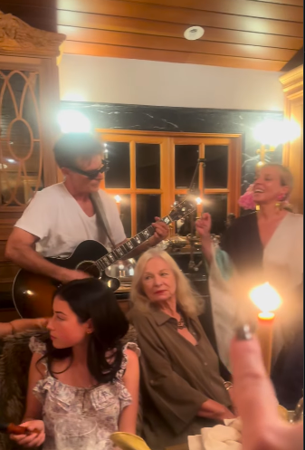 Patrick Muldoon and Shana Muldoon Zappa singing with loved ones. | Source: Instagram/shanazappa