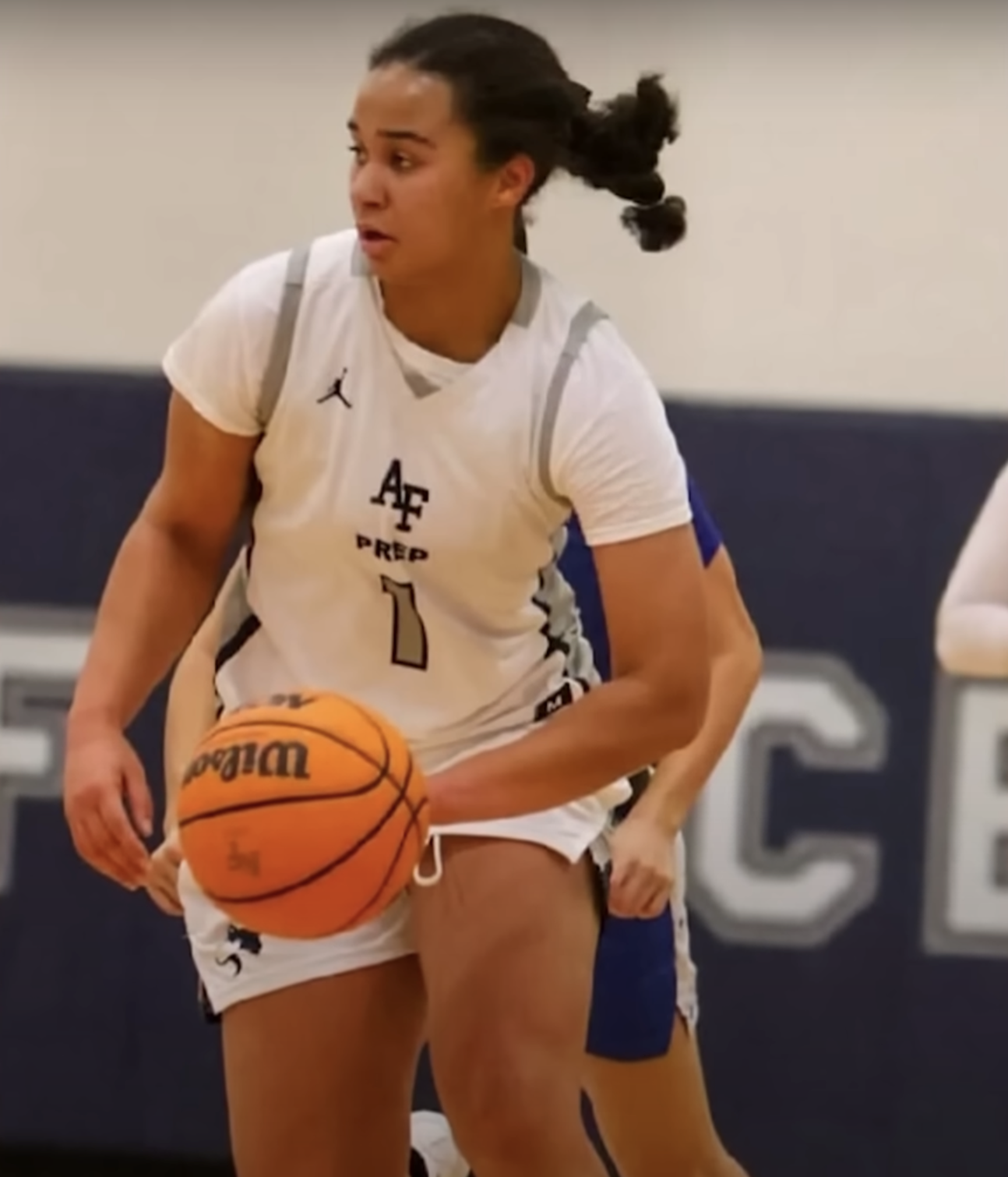 Ava Moore playing for the U.S. Air Force Preparatory School's women's basketball team, where she was known for her competitive spirit and team-first attitude | Source: YouTube/WFAA8