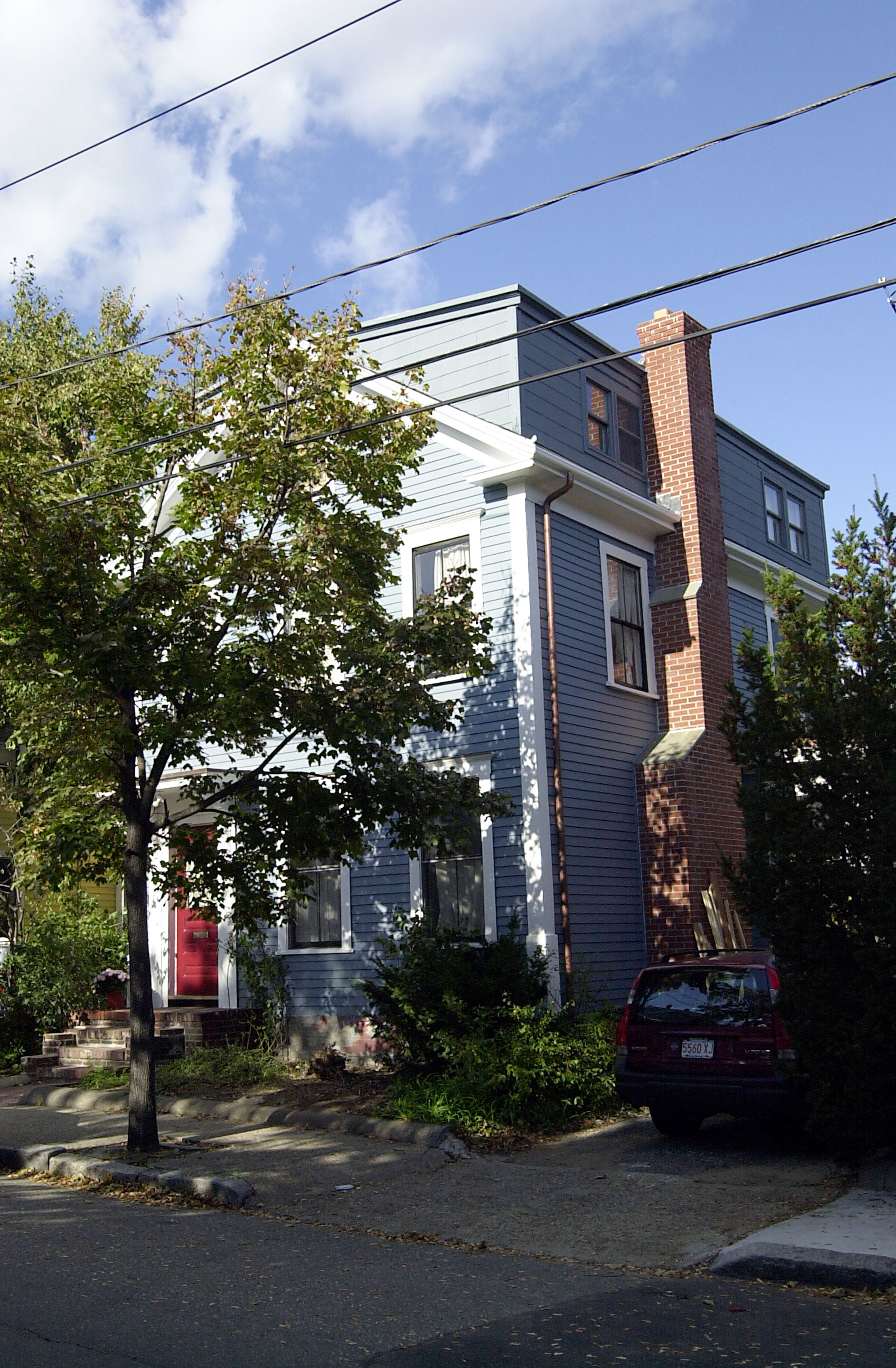 Long before Ben Affleck became a Hollywood star, this quiet neighborhood was home to the future actor and filmmaker. His years growing up in Cambridge remained an important part of his story, later influencing projects such as "The Town" and "Gone Baby Gone." | Source: Getty Images