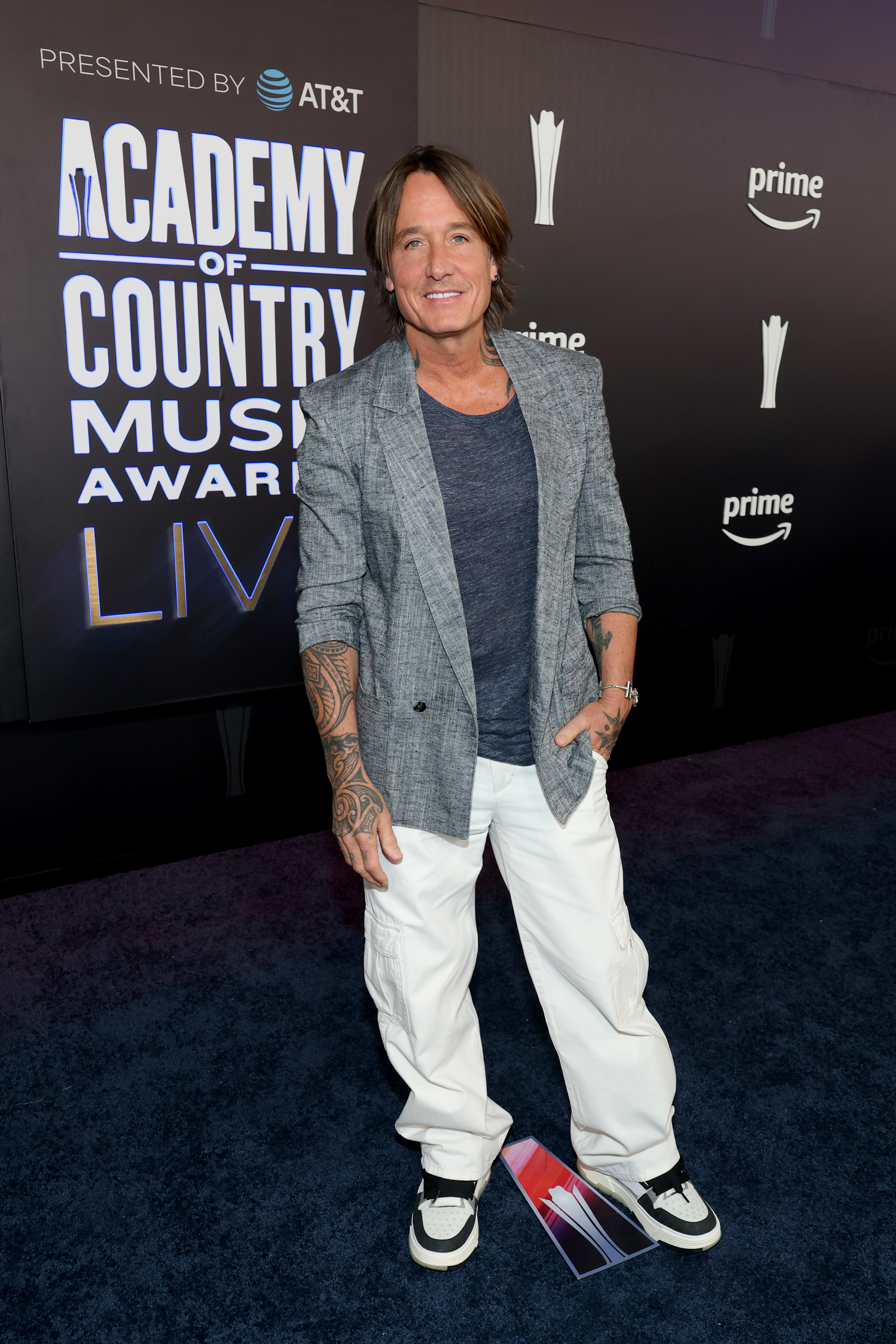 Keith Urban poses for photographers during ACM Awards arrivals on May 17, 2026 | Source: Getty Images