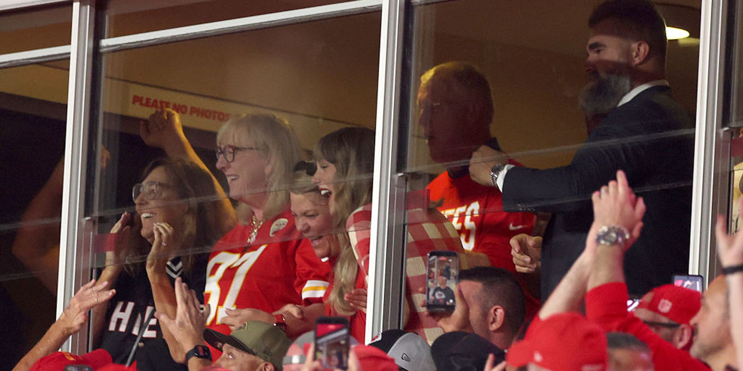 Donna Kelce, Singer Taylor Swift, and Jason Kelce | Source: Getty Images