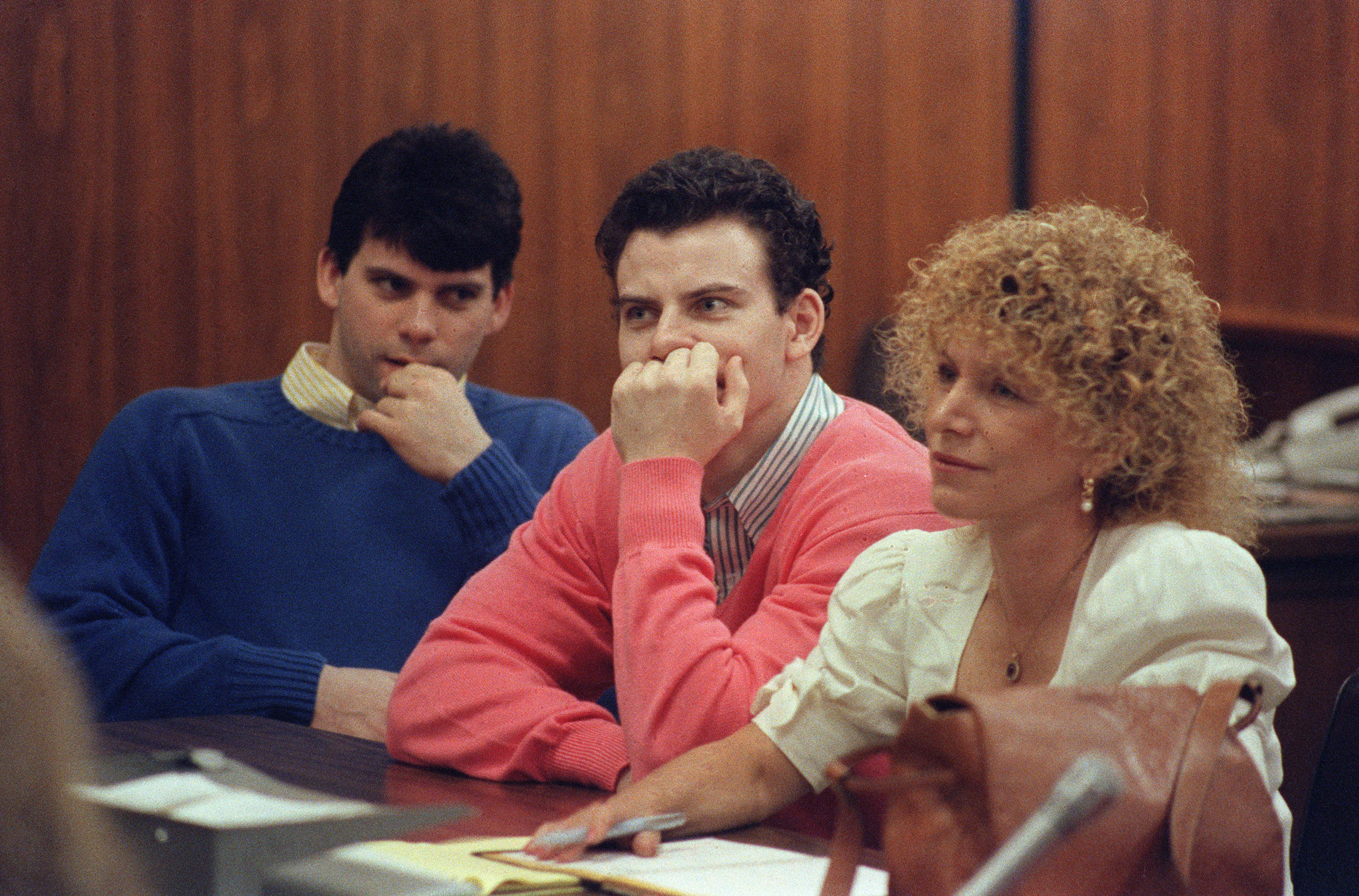 Erik Menendez (L) and his brother Lyle (R) at a pre-trial hearing, on December 29, 1992 in Los Angeles, California | Source: Getty Images