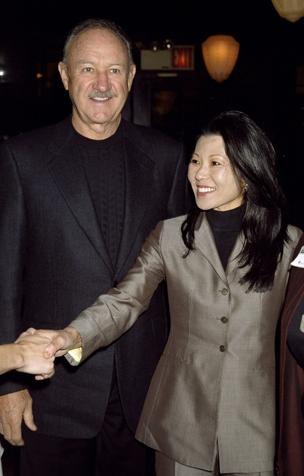 Gene Hackman and Betsy Arakawa at Elaine's promoting his book "Wake of the Perido Star" on November 3, 1999 | Source: Getty Images