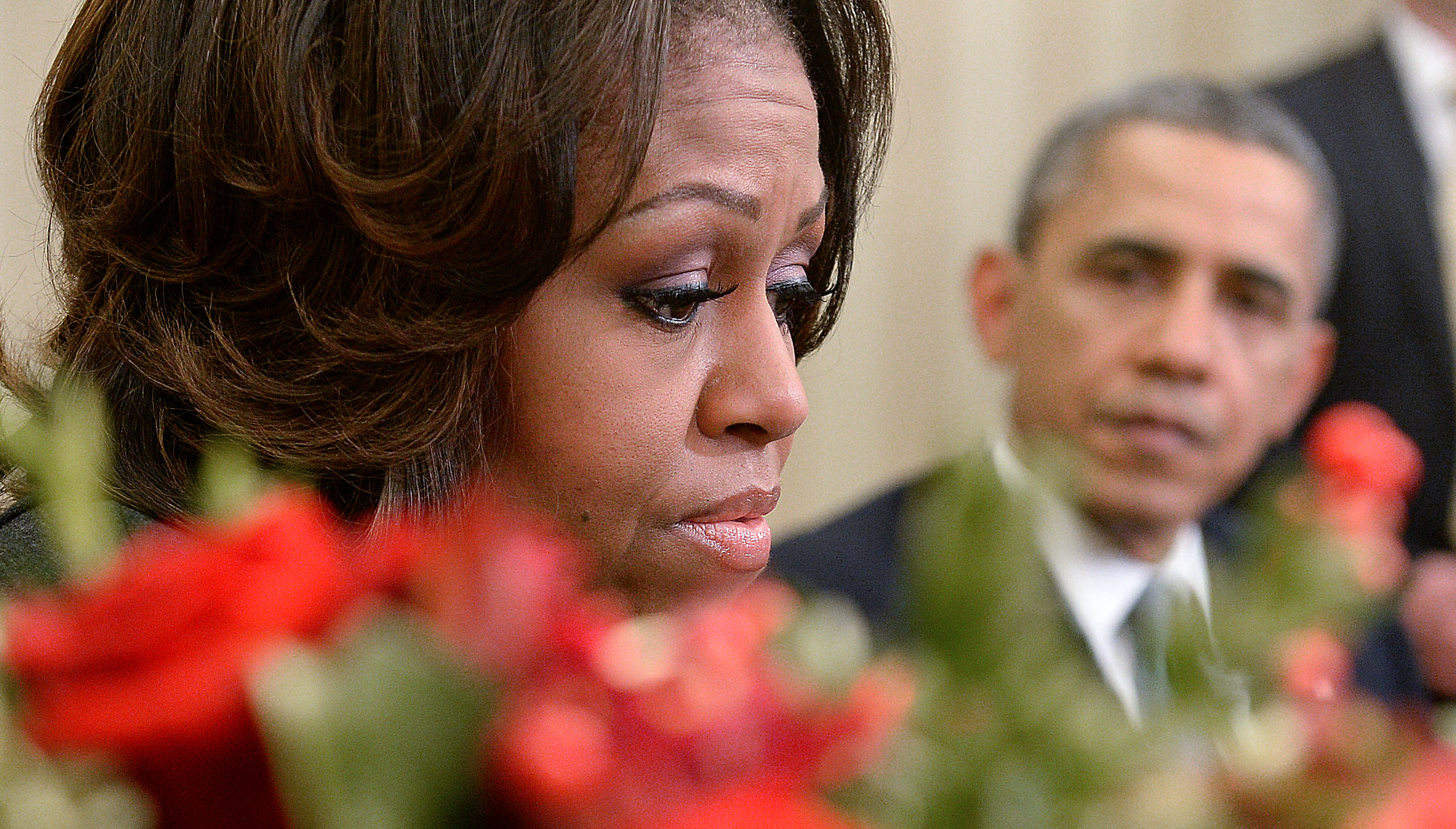 Former First Lady Michelle Obama and former U.S. President Barack Obama meet with mothers in the Oval Office at the White House on December 18, 2013 | Source: Getty Images