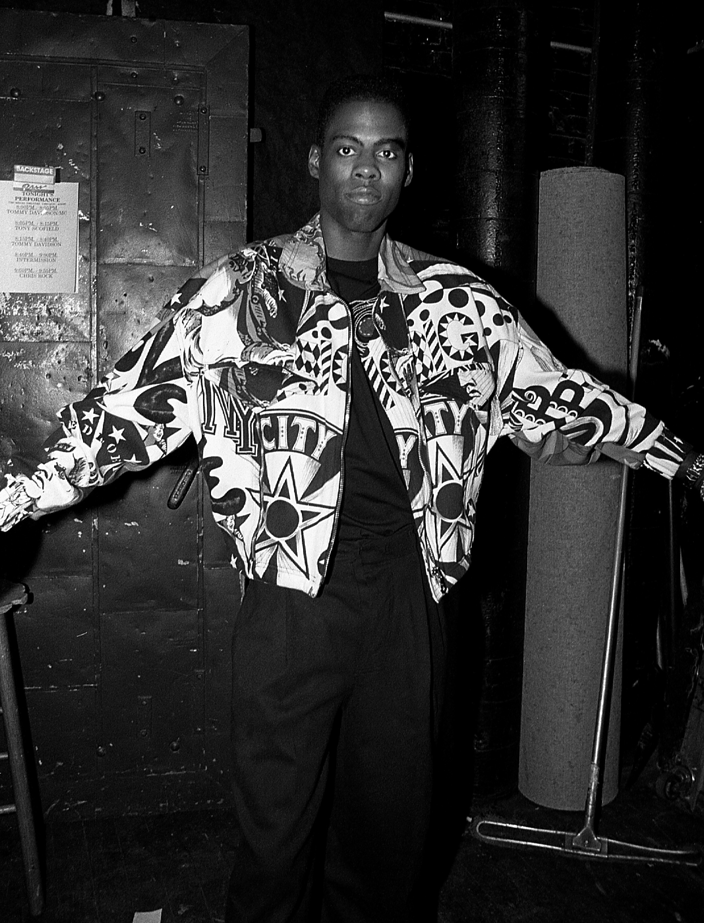 The actor poses for photos backstage at the Regal Theater in Chicago in April 1993 | Source: Getty Images