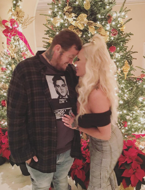 The couple faced an even more challenging period later. In this photo, they posed while celebrating Christmas on December 5, 2017. | Source: Instagram/xomgitsbunnie
