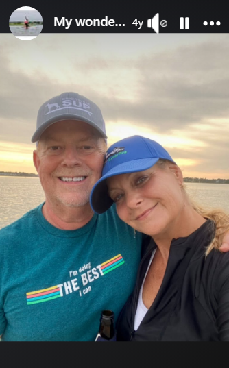 Stephen and Tracey Willetts posing for a selfie at the beach from her Facebook story highlights posted in 2022. | Source: Facebook/Tracey Parker Willetts