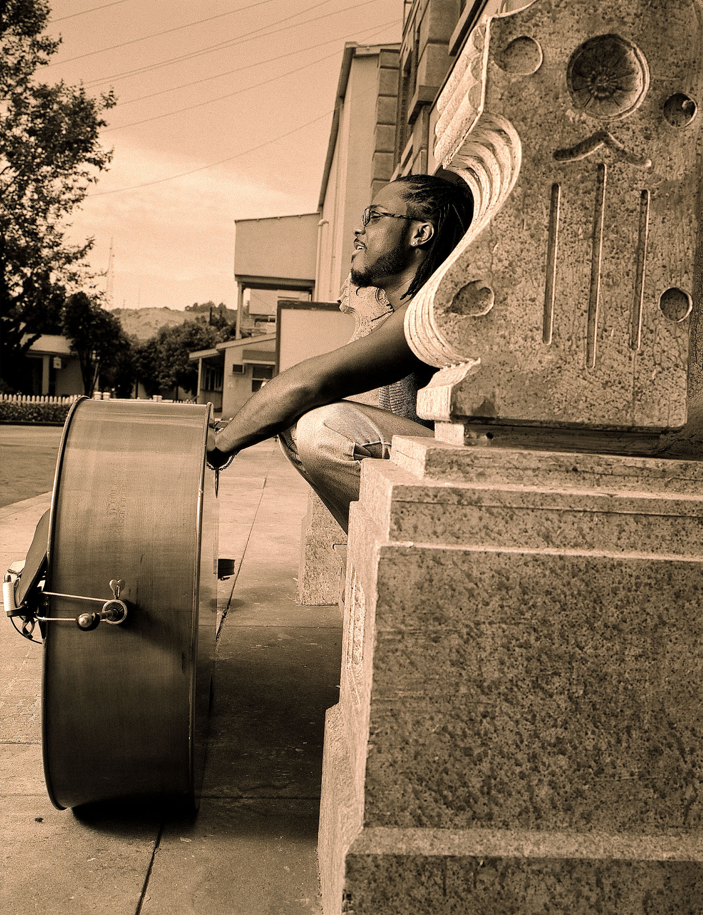 Malcolm-Jamal Warner poses with his bass on July 9, 1999 in Sherman Oaks, California | Source: Getty Images