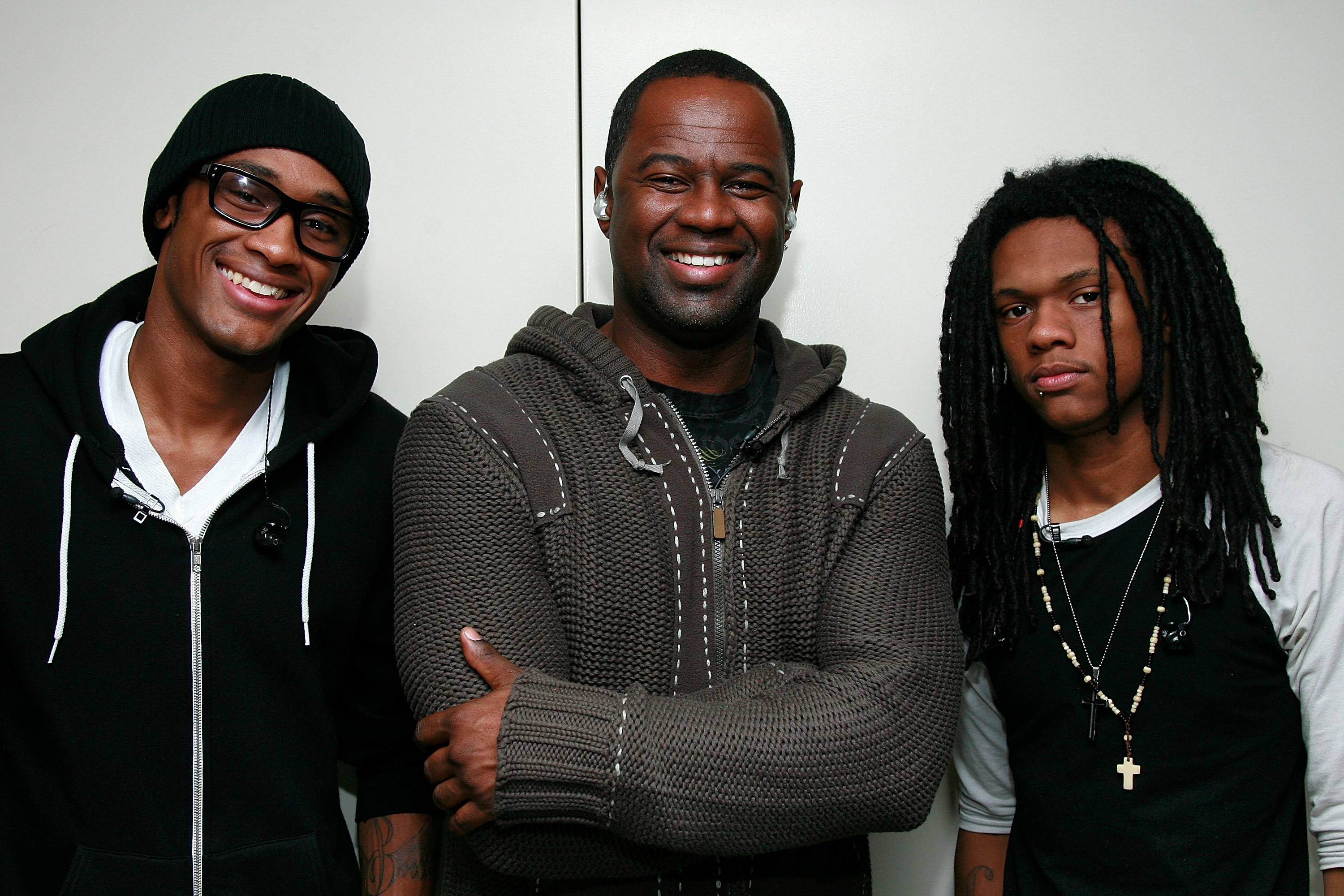 Brian McKnight Sr. with his sons, Brian McKnight Jr. and Niko McKnight, at FOX's "The Morning Show with Mike and Juliet" in New York City on December 15, 2008. | Source: Getty Images