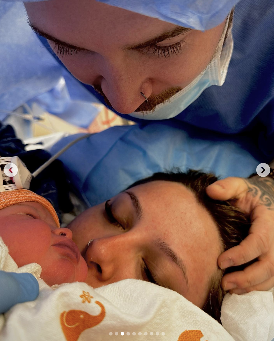 Adam and his wife Jamie are seen with their newborn son, Jude, in a photo dated Maya 12, 2024 | Source: Instagram/adam_ramey