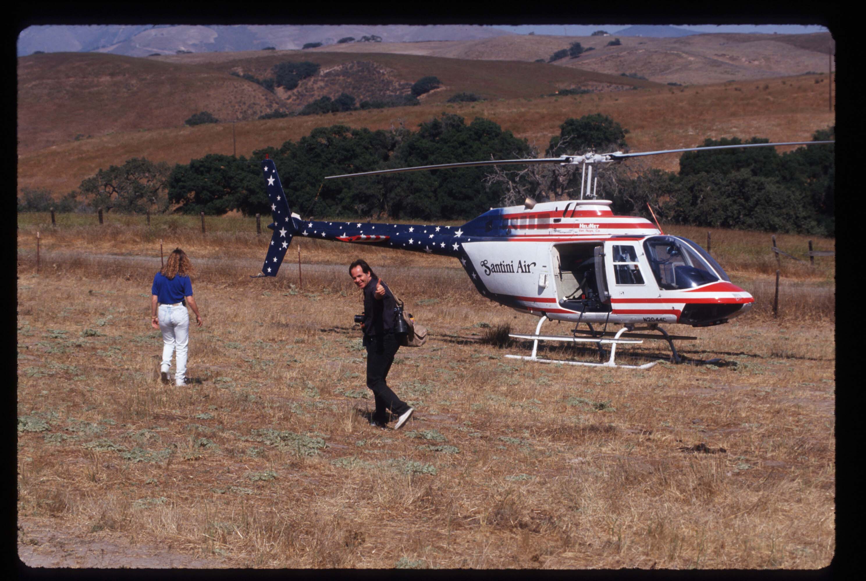 Paparazzi photographer Jim Ryman boards a helicopter to cover the actress's wedding on October 6, 1991, at Michael Jackson's Neverland Valley Ranch in Los Olivos, California | Source: Getty Images