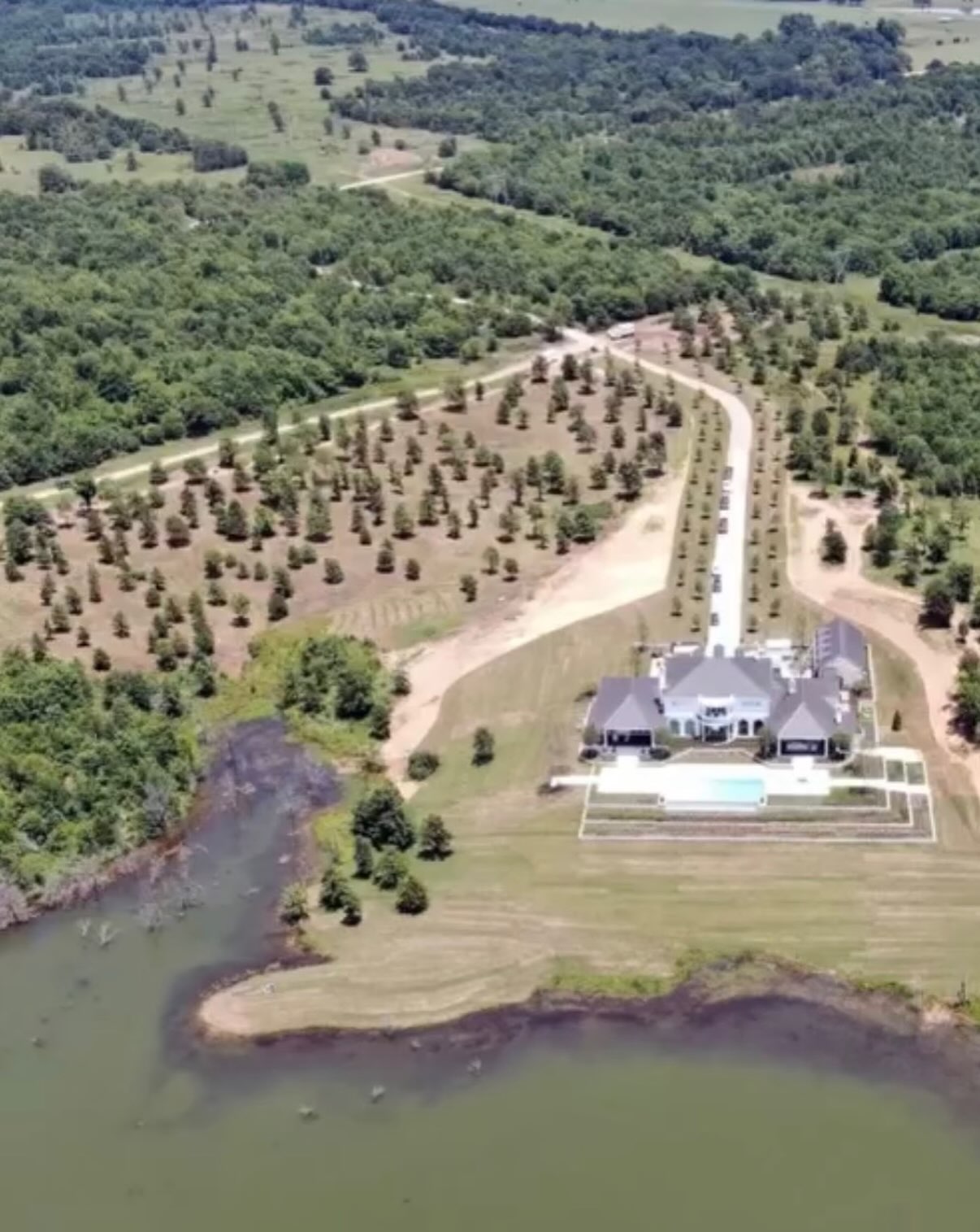 Aerial views finally reveal the impressive scale hidden behind the couple's more intimate social media glimpses. The white Oklahoma mansion is reported to feature Roman columns, multiple sections and several outdoor entertaining spaces. | Source: Instagram/likeafarmerpodcast
