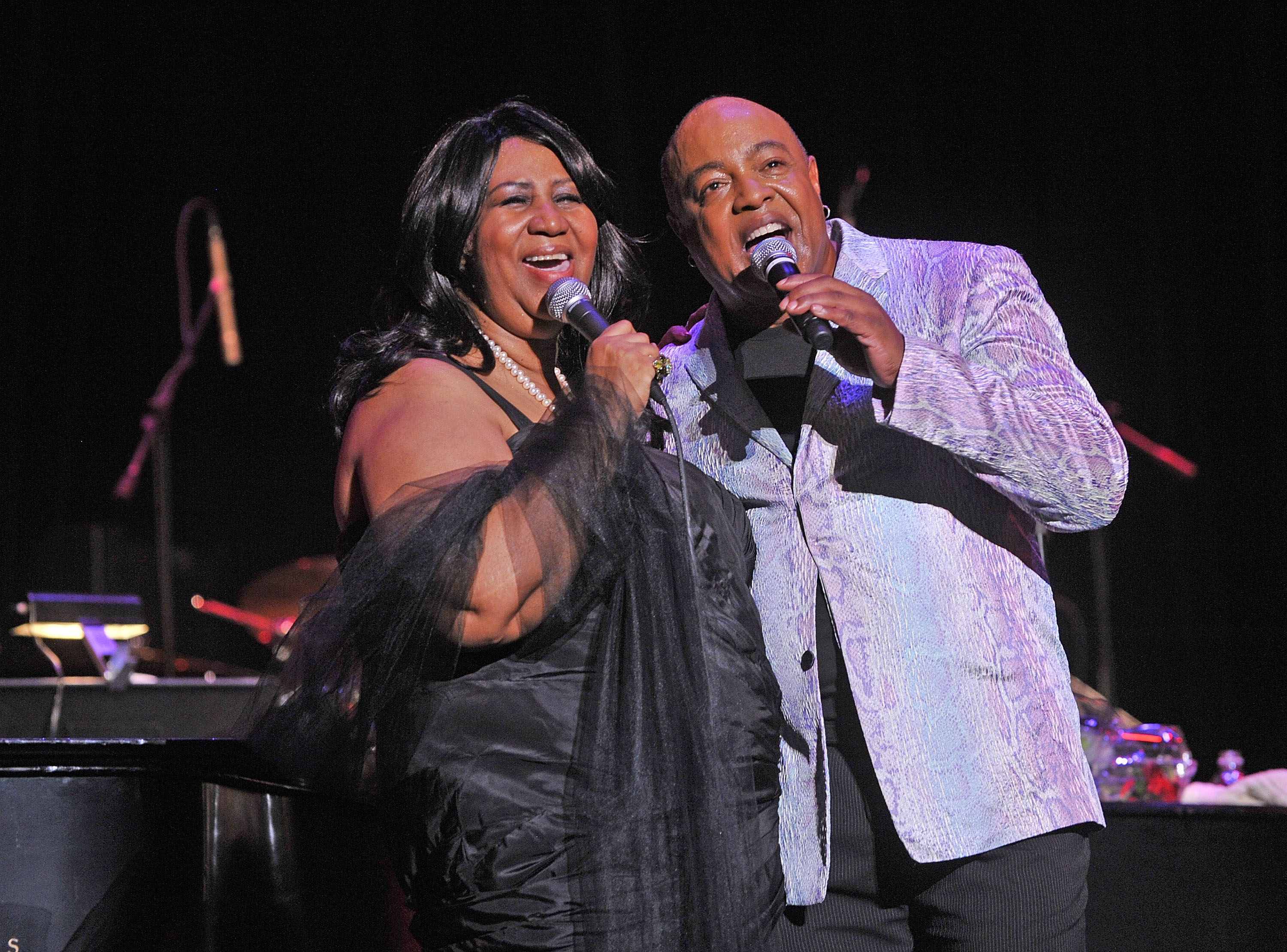 Aretha Franklin and Peabo Bryson perform together on May 22, 2010 | Source: Getty Images