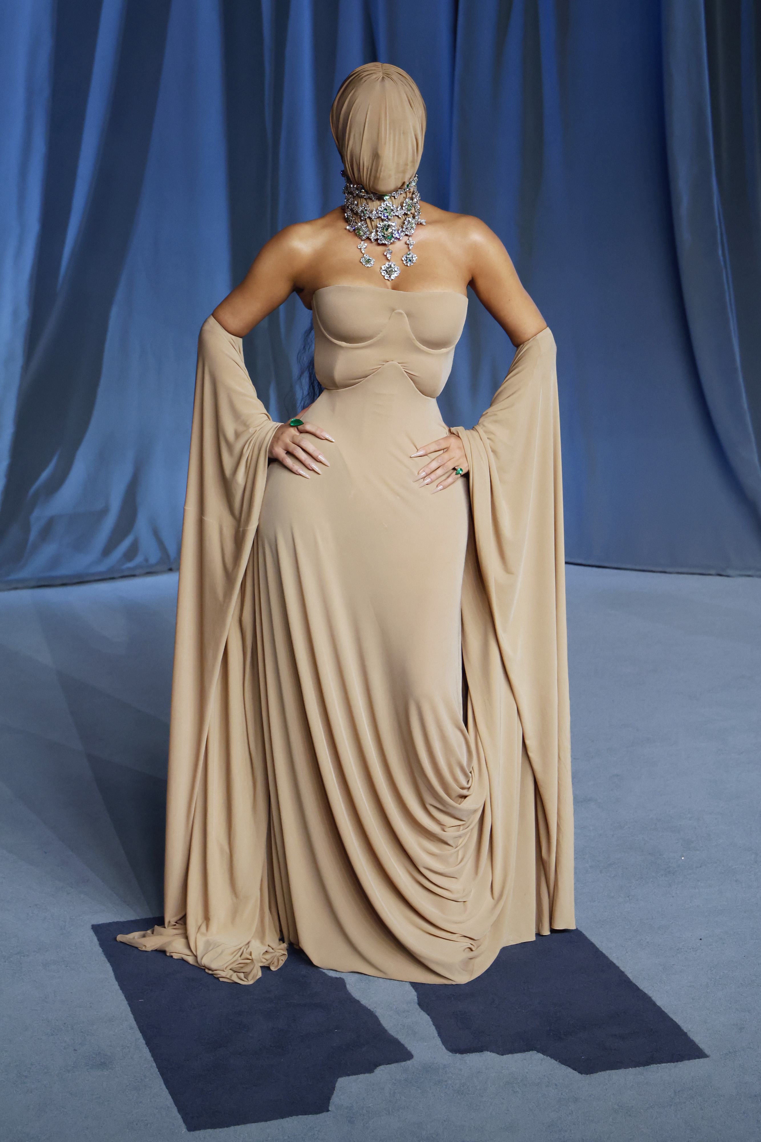Kim Kardashian posing on the event's carpet. | Source: Getty Images