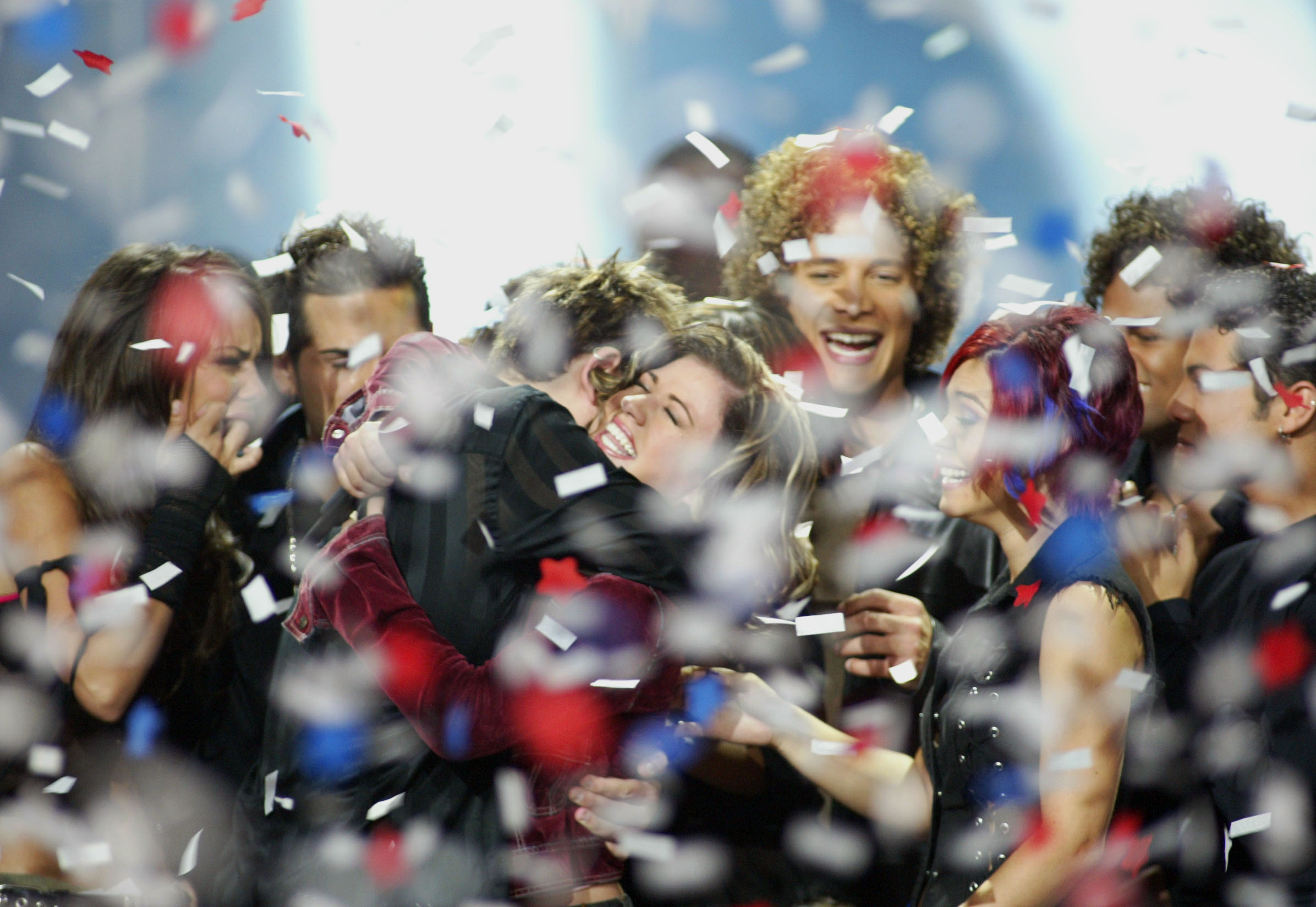 "American Idol" winner Kelly Clarkson embraces fellow contestants on September 4, 2002 | Source: Getty Images