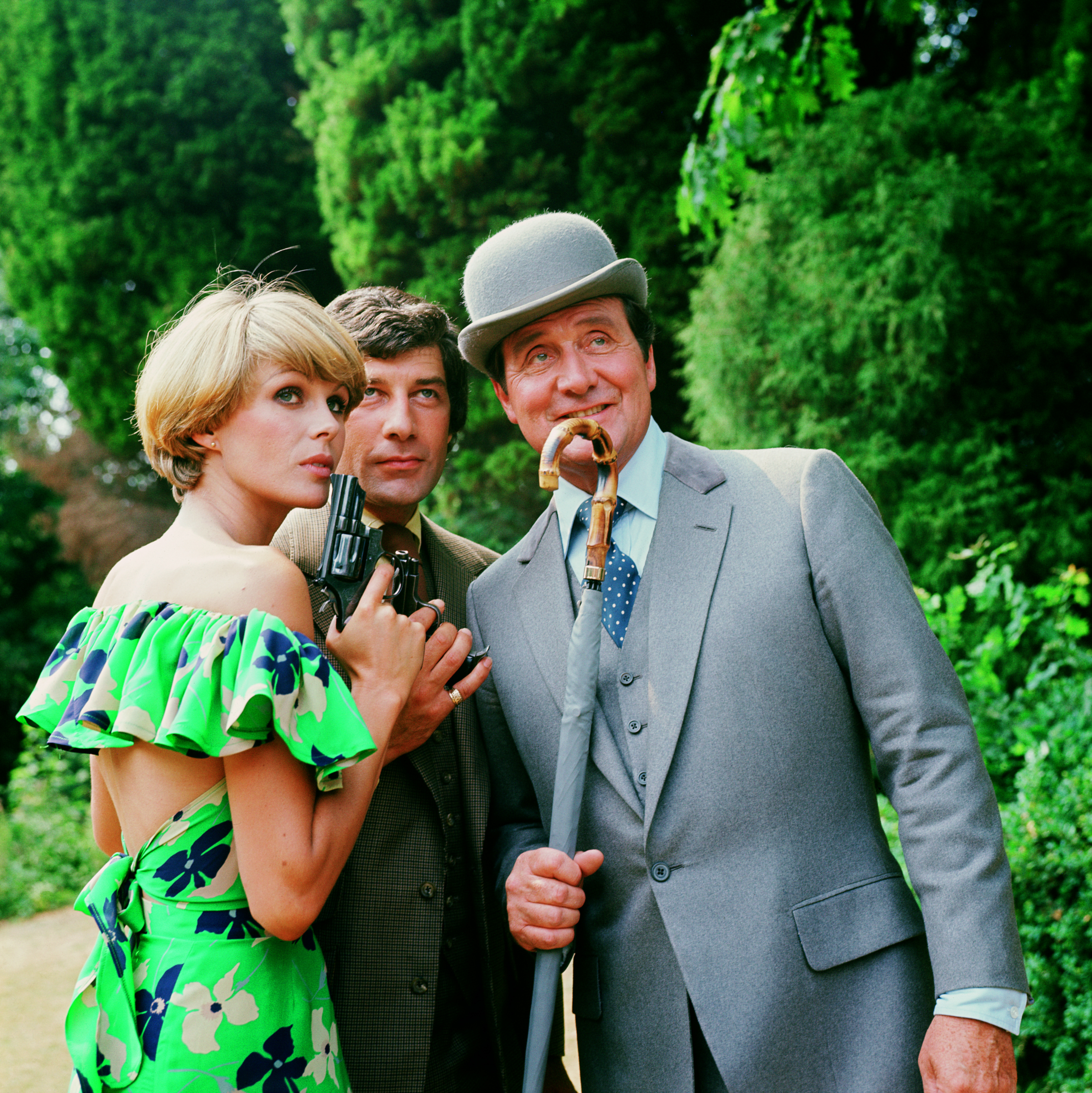 The actress poses with Patrick MacNee and Gareth Hunt, at Pinewood Studios, London, England, on July 12, 1976 | Source: Getty Images