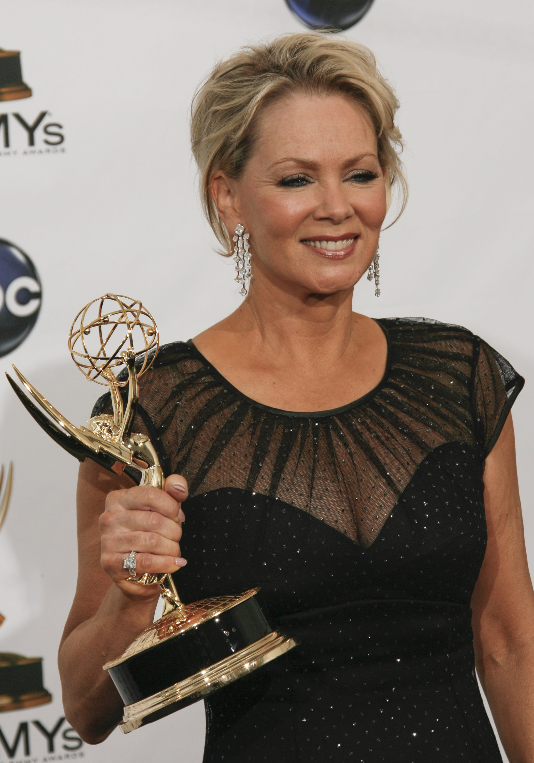 Actress Jean Smart poses in the press room with her Emmy for Best Supporting Actress in a Comedy Series for Samantha Who? | Source: Getty Images