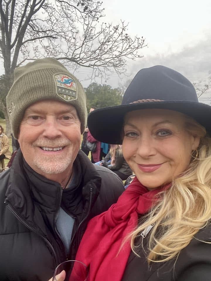 Stephen and Tracey Willetts pose for an outdoor selfie posted on November 17, 2023. | Source: Facebook/Tracey Parker Willetts
