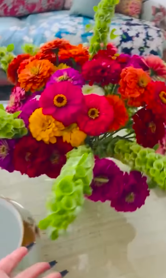 Bright arrangements from the property provide another glimpse at how the family's Oklahoma surroundings influence their home life. Even seemingly small details help tell the story of Stefani embracing a place she once never imagined visiting. | Source: Instagram/gwenstefani