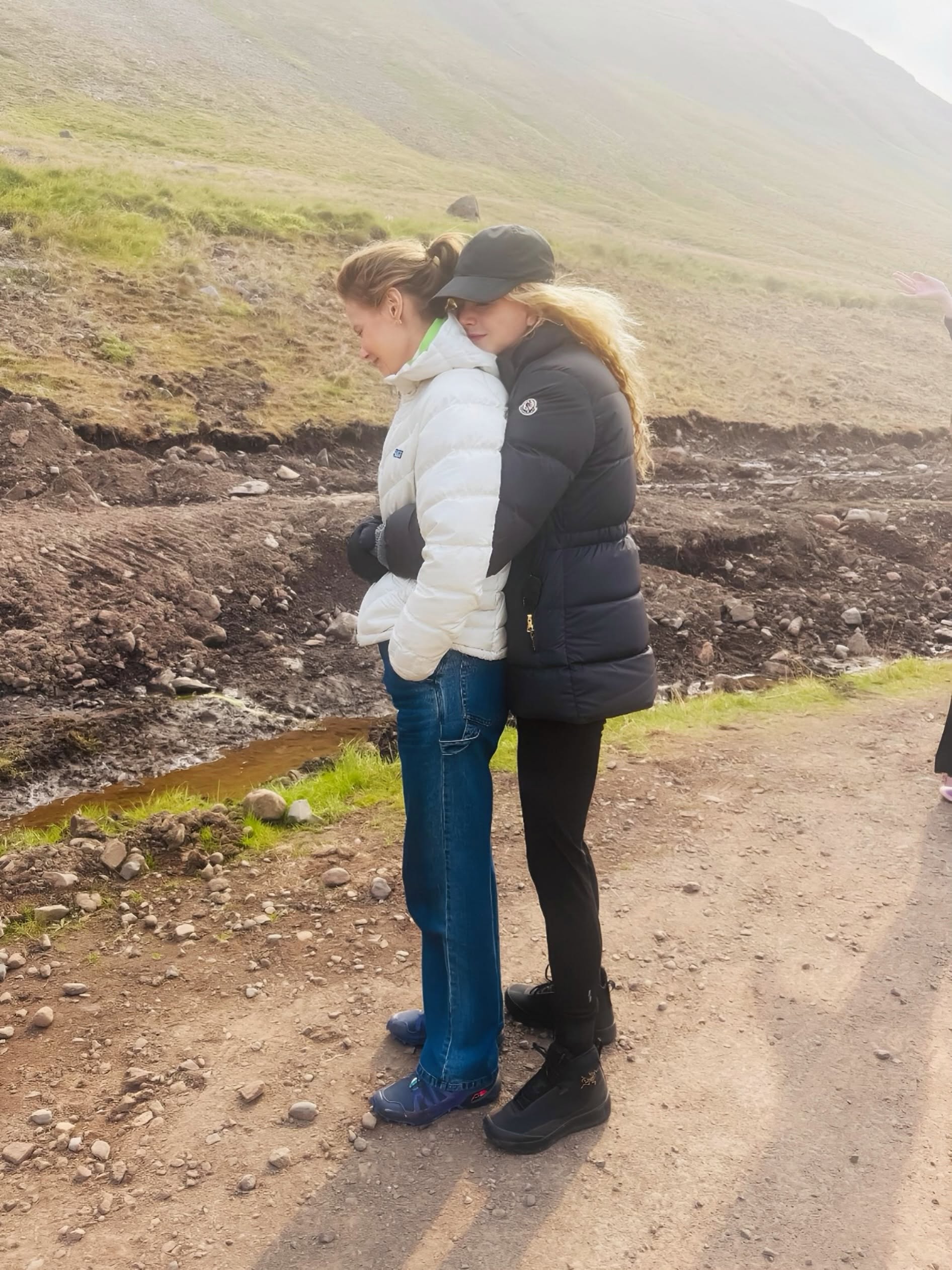 Nicole wraps her loved one in a tight embrace during an outdoor excursion. Wearing a dark padded coat and hat, her golden ringlets caught the mountain breeze. | Source: Instagram/nicolekidman