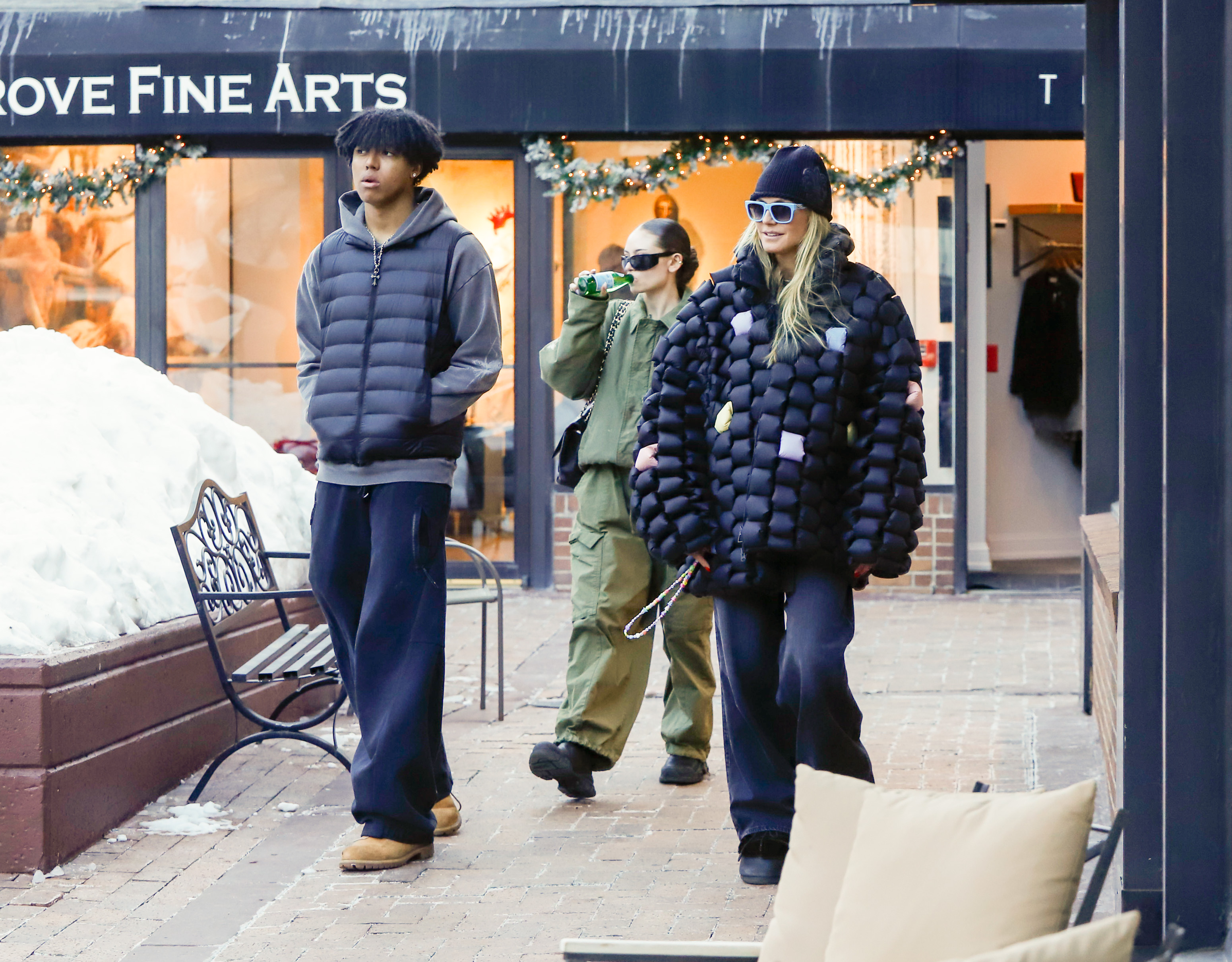 Johan Samuel with Leni and Heidi Klum in Aspen, Colorado, on December 21, 2024. | Source: Getty Images