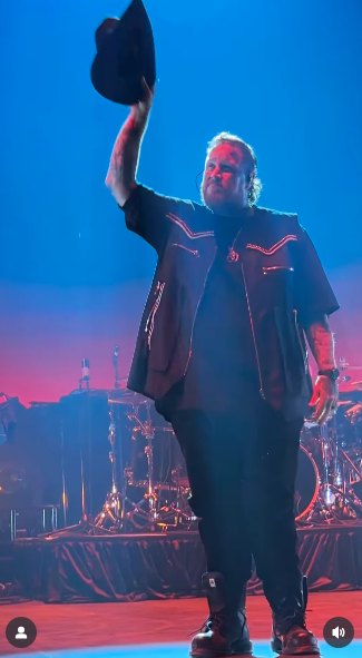 Jelly Roll saluting to the audience with his cowboy hat. | Source: Instagram/nashville_stacy