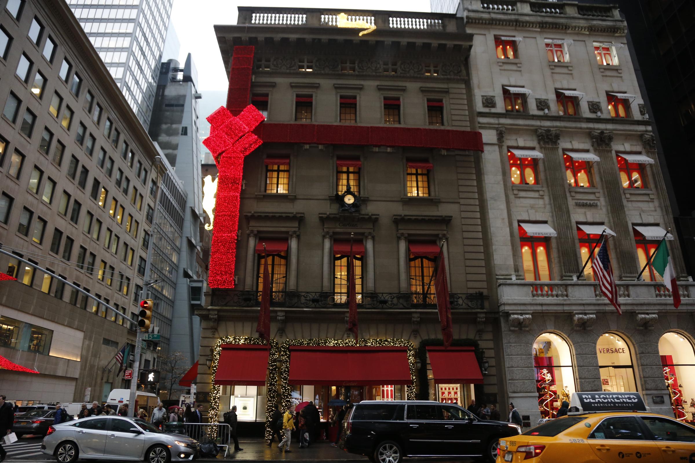 Cartier and Versace storefronts are seen on Fifth Avenue on December 26, 2018, in New York City | Source: Getty Images