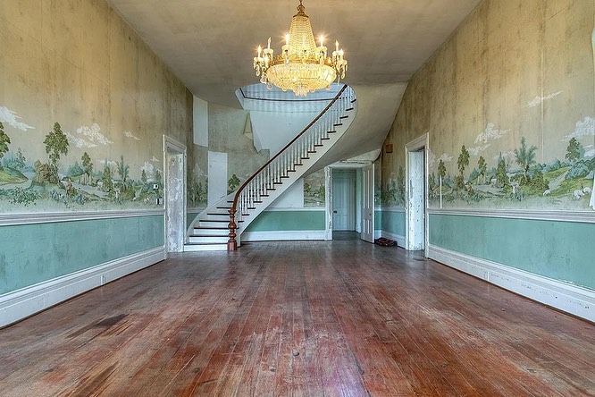 The original house offered more than three thousand square feet of living space. Its historic character distinguished it from the custom-built Nashville mansion the couple developed decades later. | Source: Instagram/oldhouseaddicts