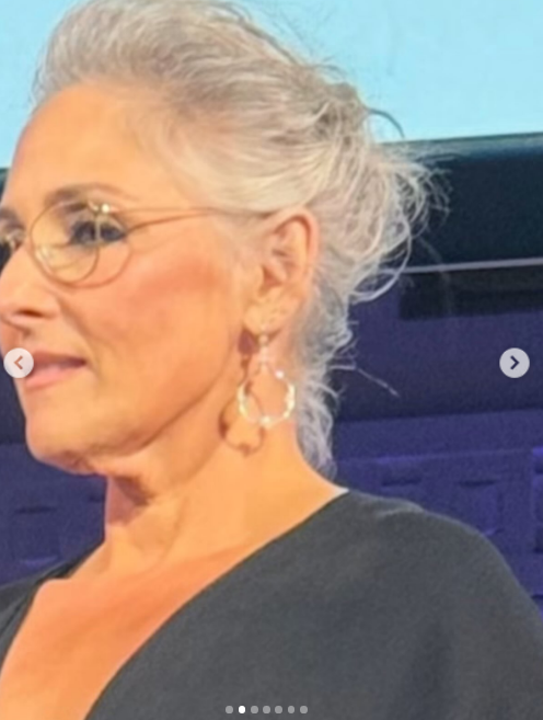 This is one of her before images, showing that her jawline has become saggy after weight loss and probably aging. | Source: Instagram/rickilake