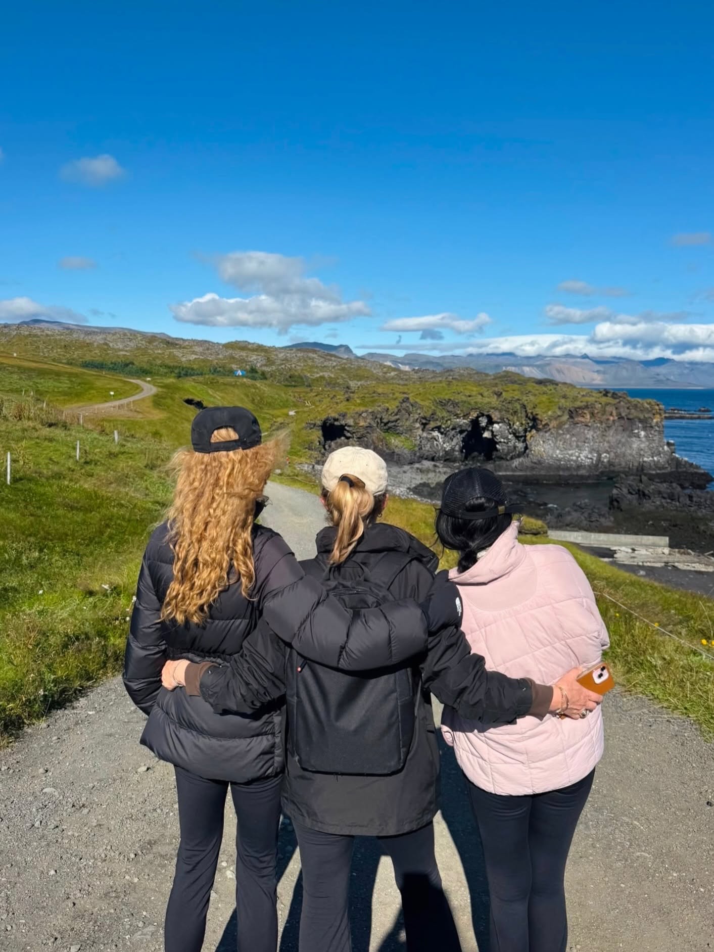 Nicole, her loved ones walk arm-in-arm while overlooking coastal paths. Bundled up in puffer coats and matching baseball caps, the trio enjoyed a scenic trek together. | Source: Instagram/nicolekidman