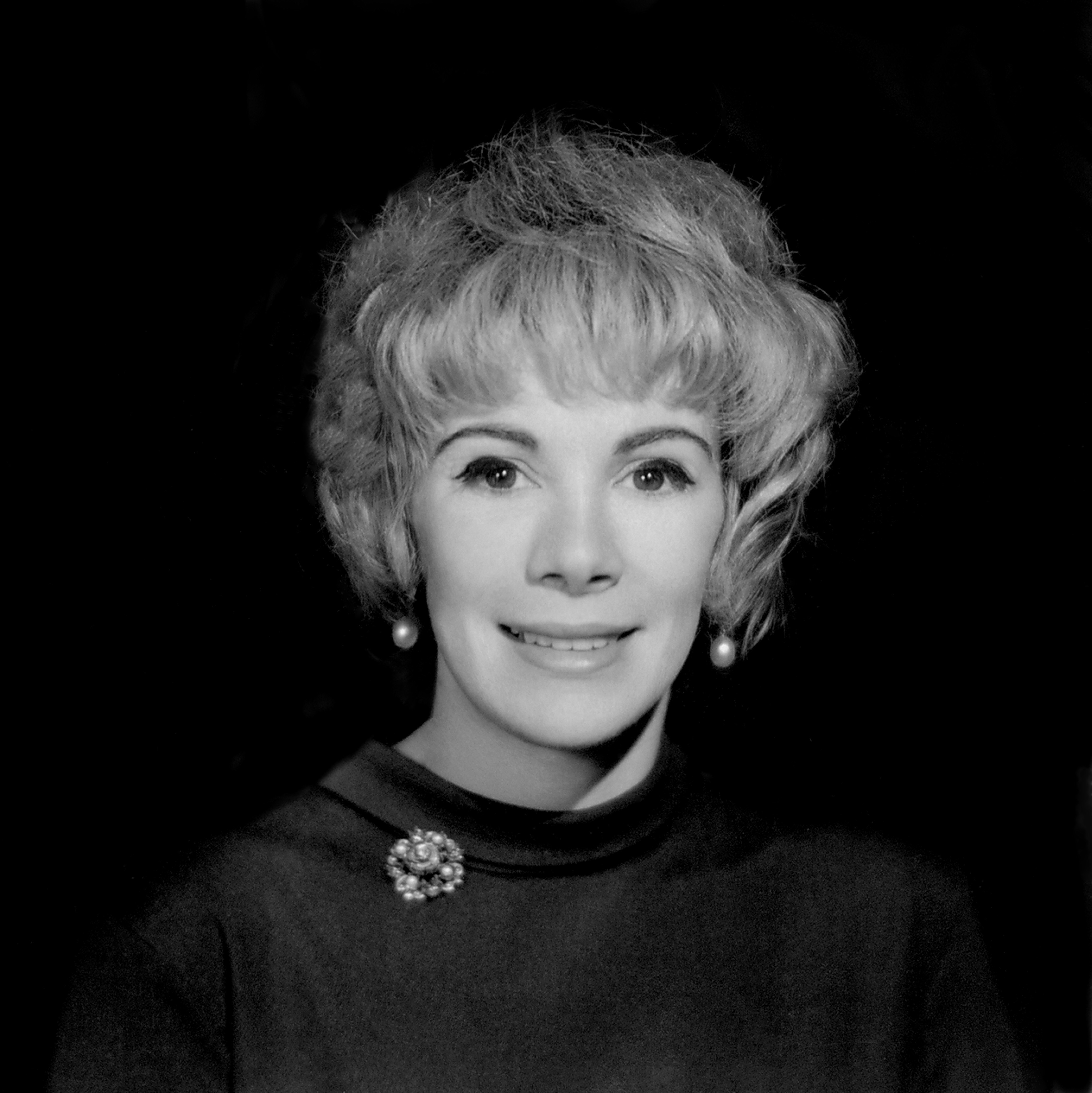 Joan Rivers poses for a portrait in New York City circa 1965, offering an early glimpse of the comedian decades before cosmetic surgery became a recurring part of her public persona. | Source: Getty Images