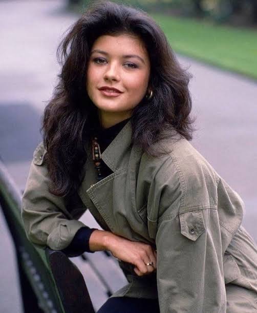 Her naturally thick, dark curls would soon become one of her most recognizable features. | Source: Getty Images