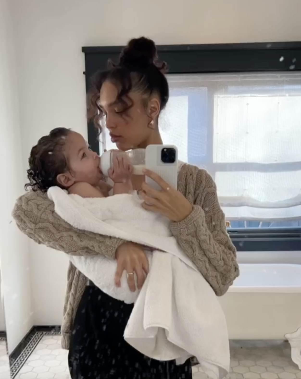 Nara Smith feeds one of her children, dated May 14, 2023 | Source: Instagram/naraaziza