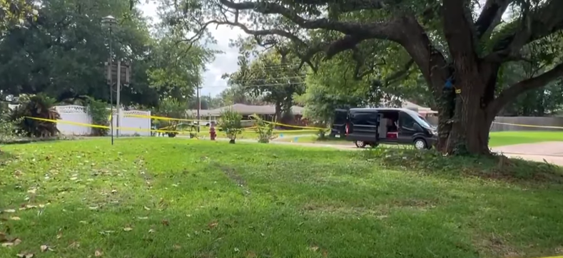 Crime scene investigation taking place at the short-term rental home in Lake Charles where McKenzie Rideau lost her life form a news story dated May 21, 2025 | Source: Youtube/KPLC 7 News
