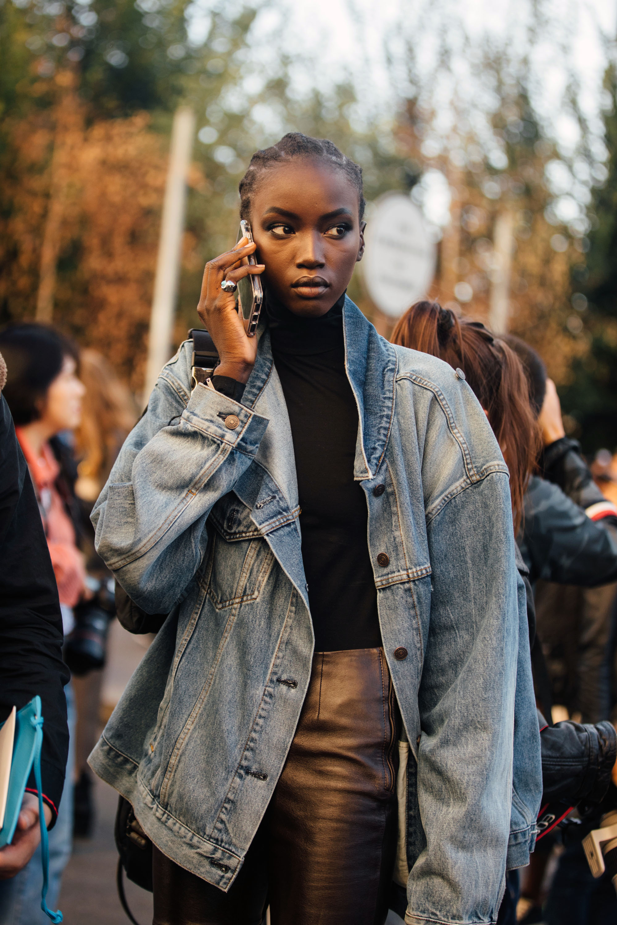 Anok Yai talks on the phone while walking outside the Chloé show during Paris Fashion Week in France, on September 27, 2018 | Source: Getty Images