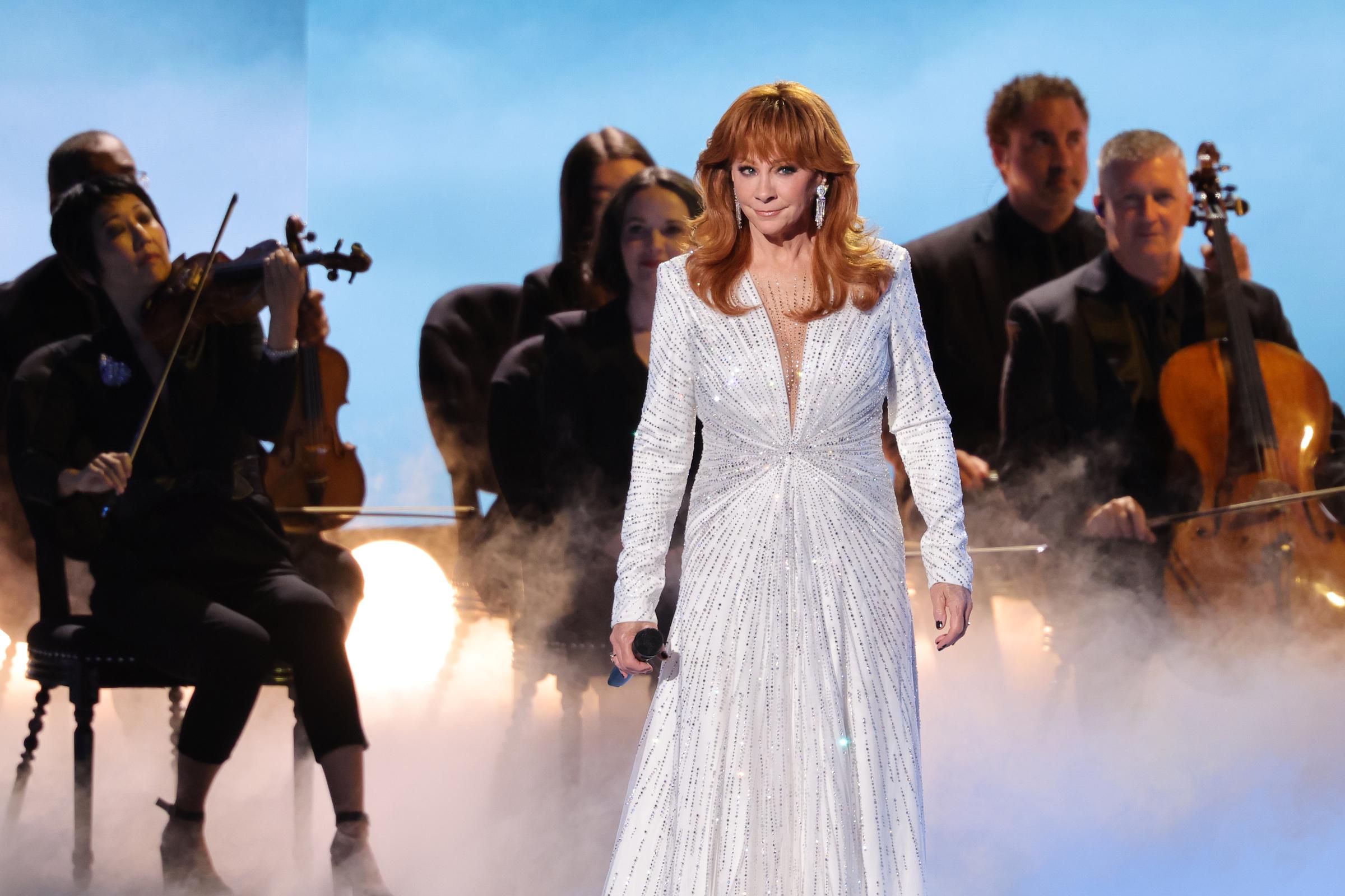 Reba had spent years crossing between country music and television, from her six-season sitcom Reba to her more recent return to comedy in NBC’s Happy’s Place. | Source: Getty Images