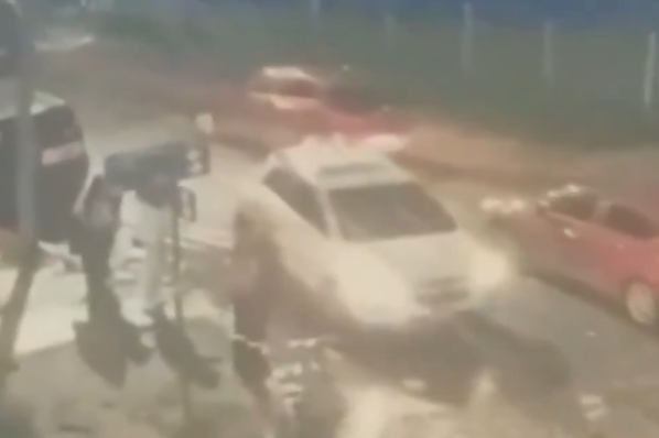 The three girls were seen getting into this white van. | Source: X/@Hechosanderecho