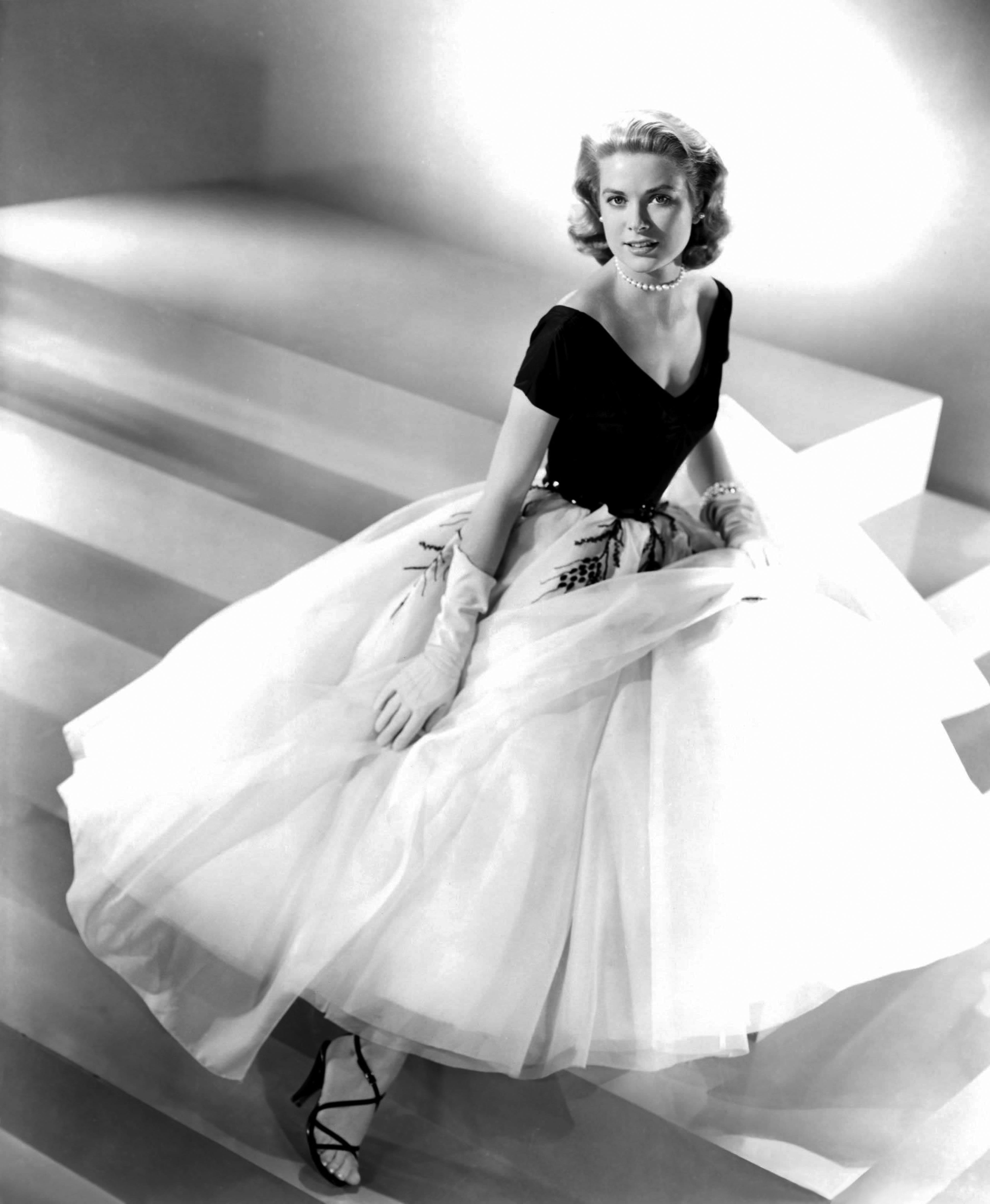 American actress Grace Kelly is photographed on the set of "Rear Window," circa 1954 | Source: Getty Images
