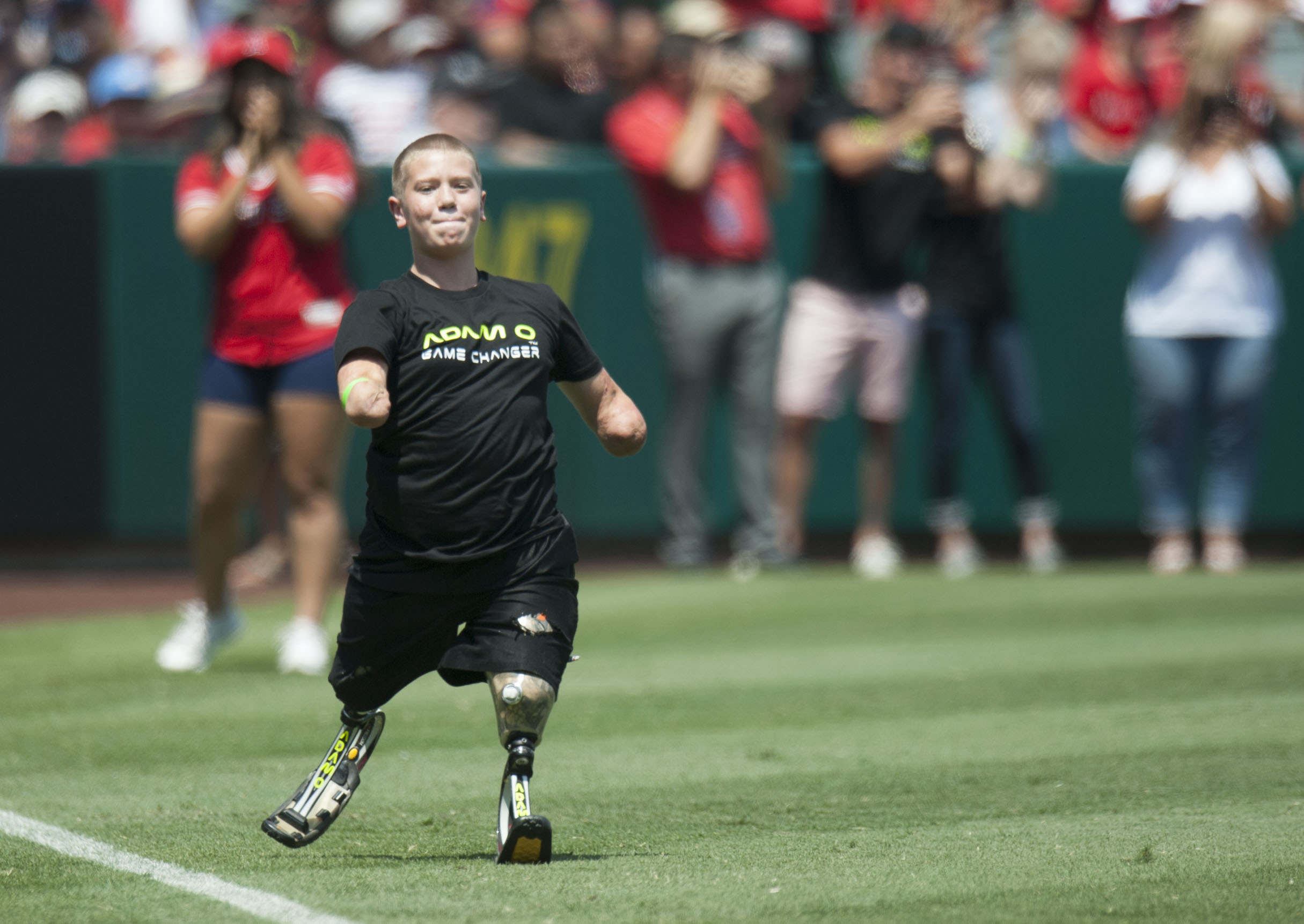 Dayton Webber runs on prosthetic legs during an event at Angel Stadium in Anaheim, California, on August 21, 2016 | Source: Getty Images