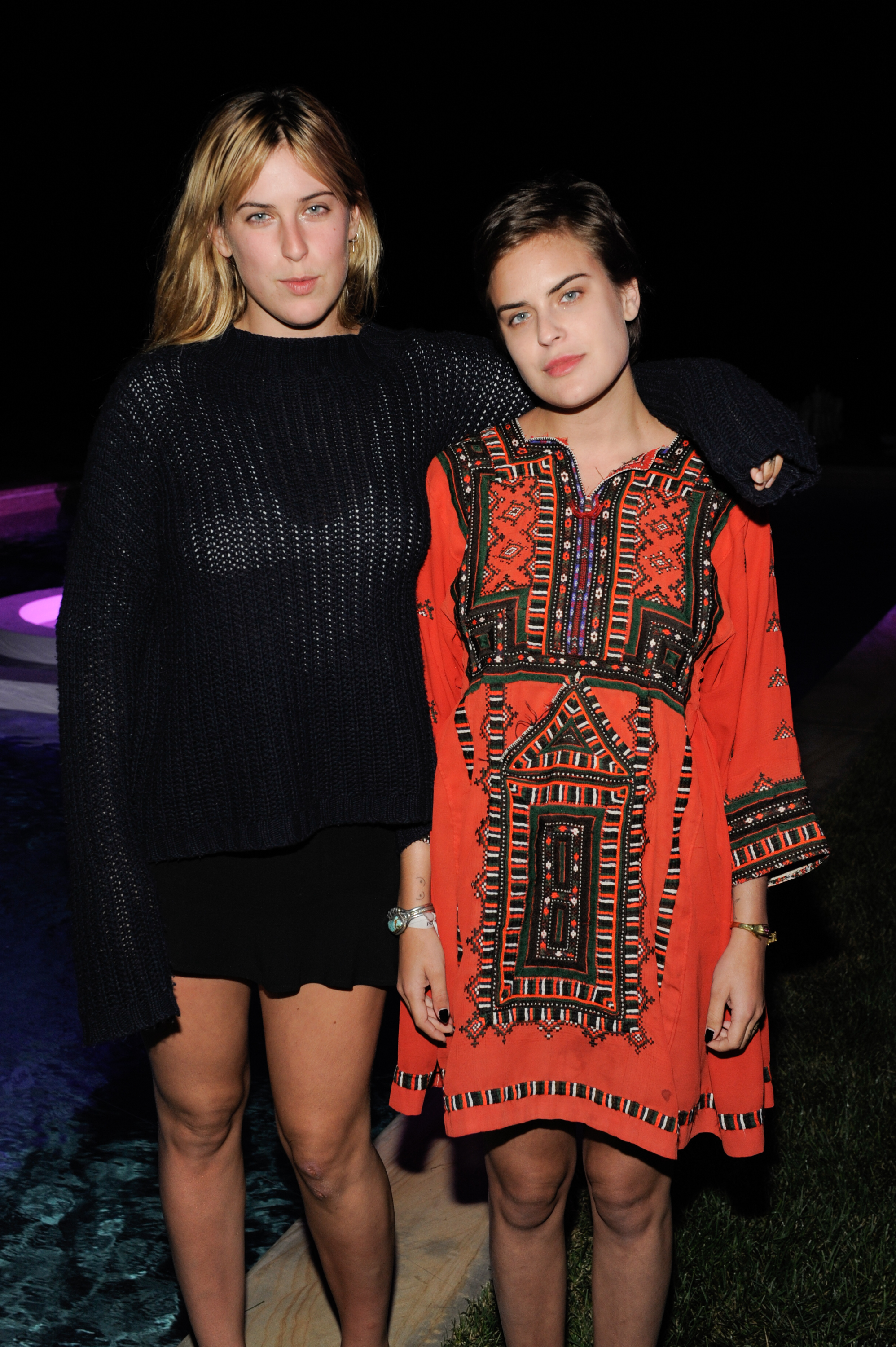 Tallulah Willis and sister Scout Willis pose together in 2015, years before Tallulah's engagement to Justin Acee and her eventual walk down the aisle in a custom Balenciaga gown. | Source: Getty Images