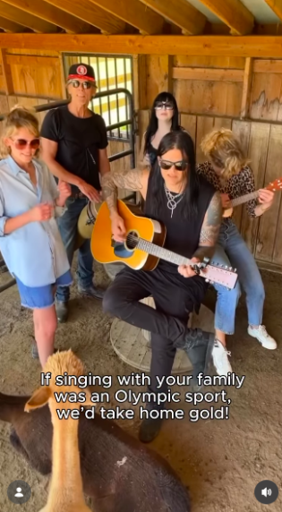 What started as Bacon's private country escape eventually grew into a gathering place. His social-media posts suggest that making music together has become one of the property's recurring traditions. | Source: Instagram/kyrasedgwick and kevinbacon