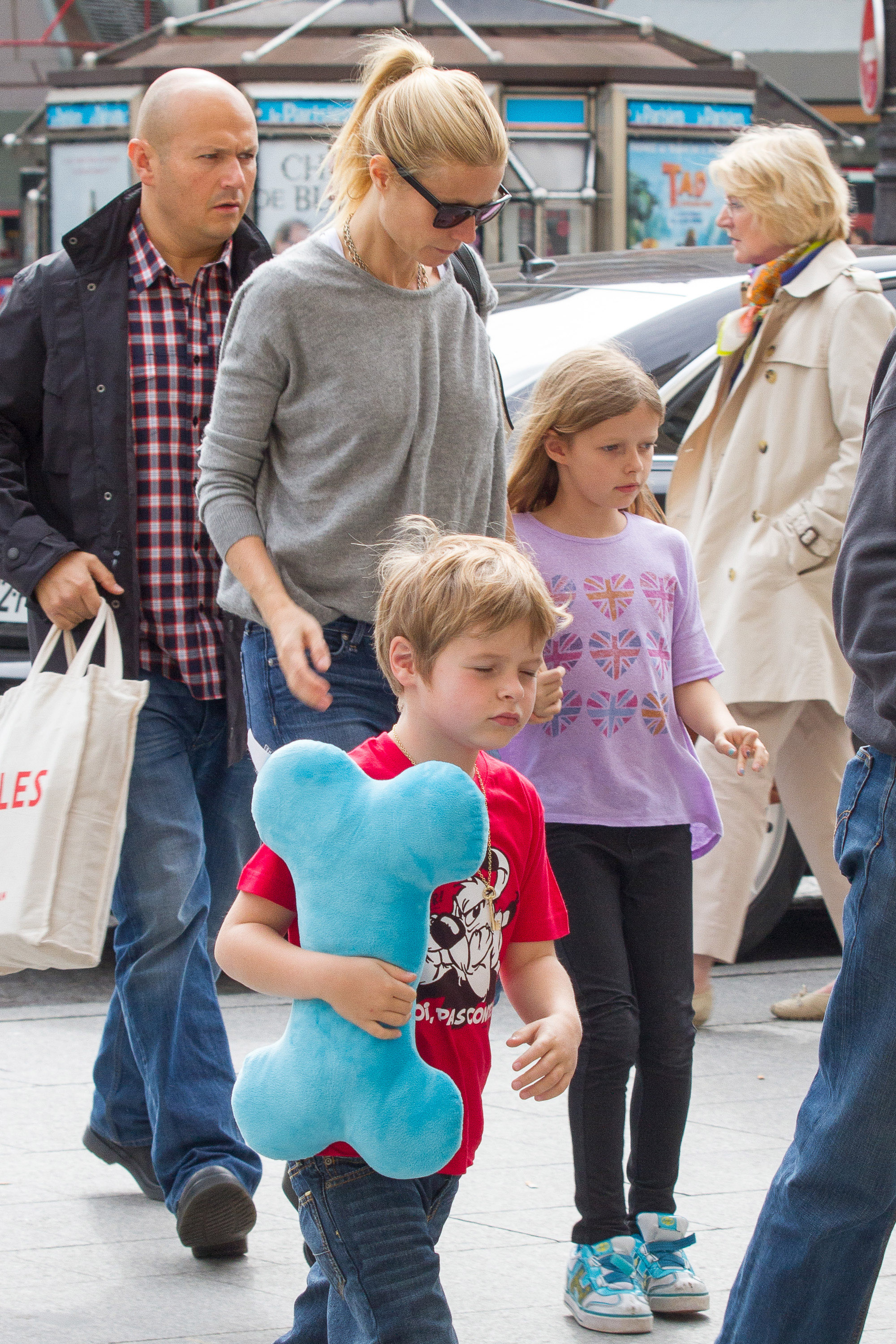 Gwyneth Paltrow and her children, Moses and Apple Martin arriving at the 'Gare du Nord' station in Paris, France on April 15, 2013 | Source: Getty Images