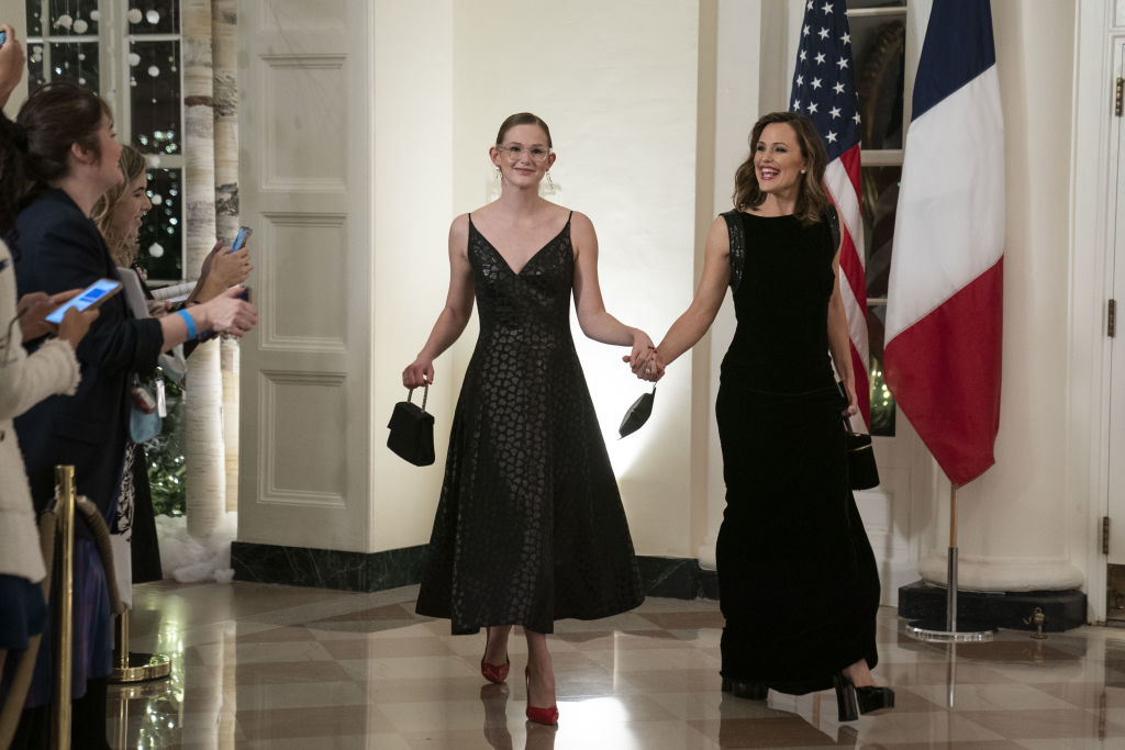 Violet Affleck and Jennifer Garner at the White House state dinner for French President Emmanuel Macron on December 1, 2022, in Washington, D.C. | Source: Getty Images