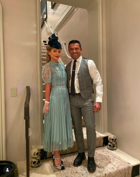 The staircase also doubles as a glamorous backdrop. It gives the home the feeling of a private stage. | Source: Instagram/kellyripa